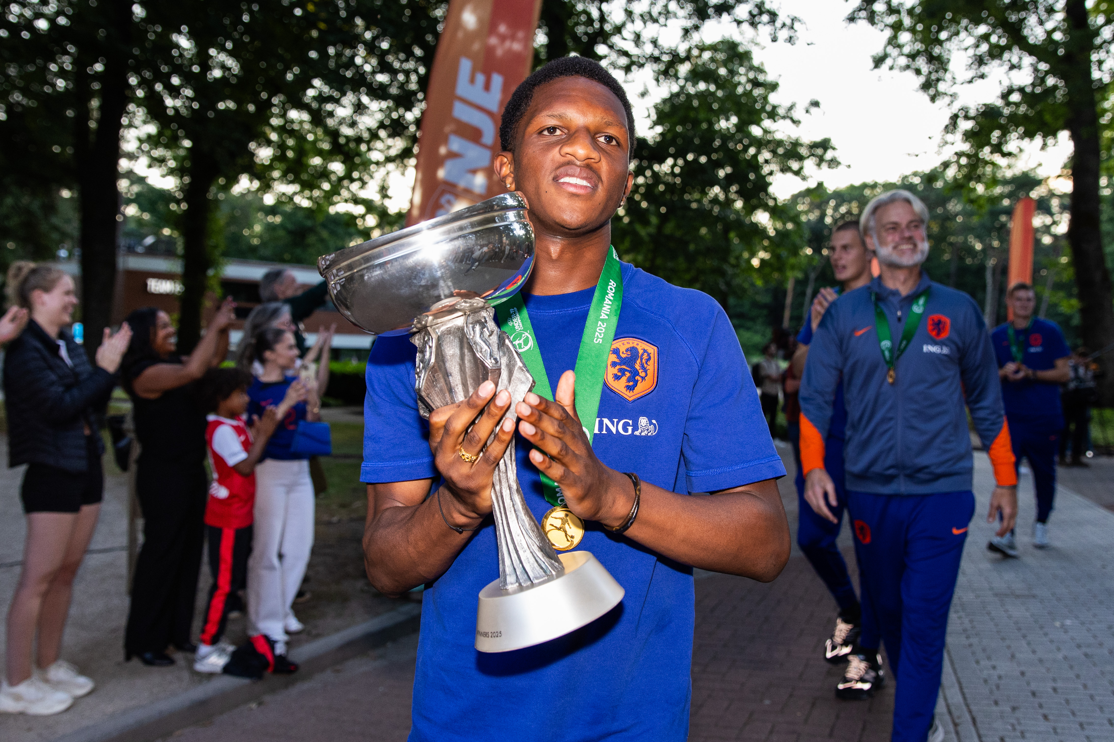 Read debuteert in de basis bij Jong Oranje; reserveplek voor Slory