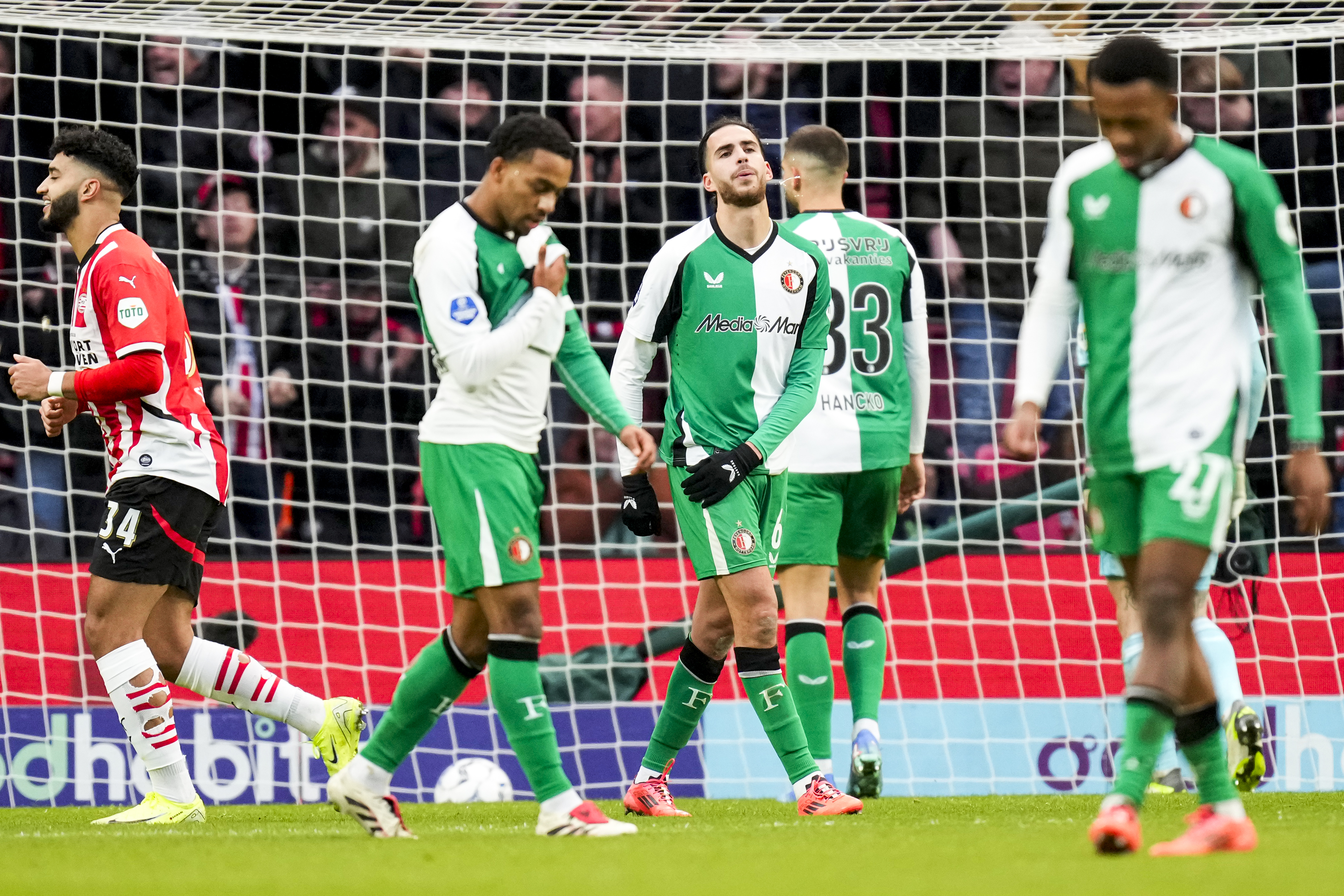 Matig Feyenoord hard onderuit tegen PSV