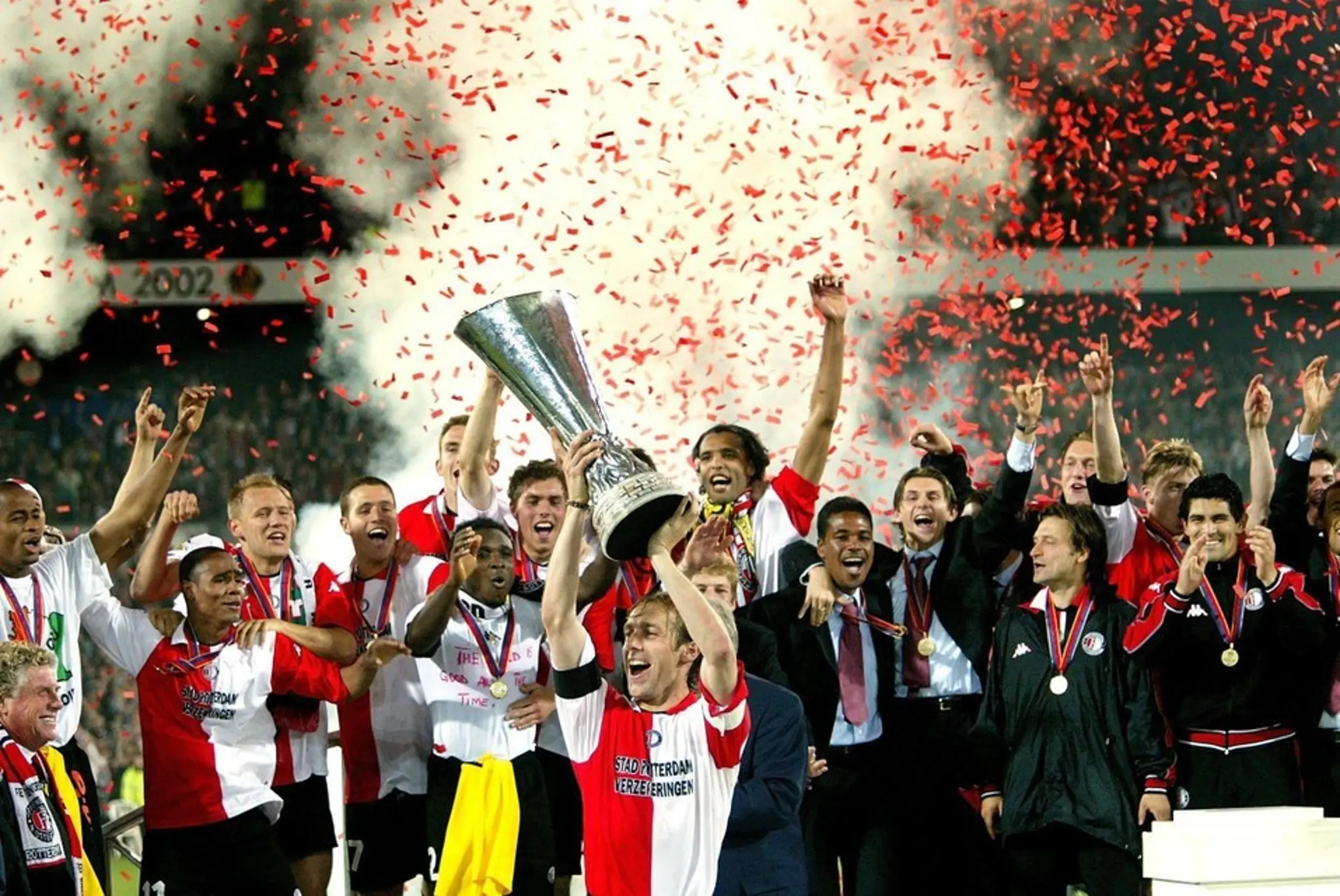 Trophy Day [foto's] • Van Hooijdonk schiet Feyenoord langs Dortmund (2002)