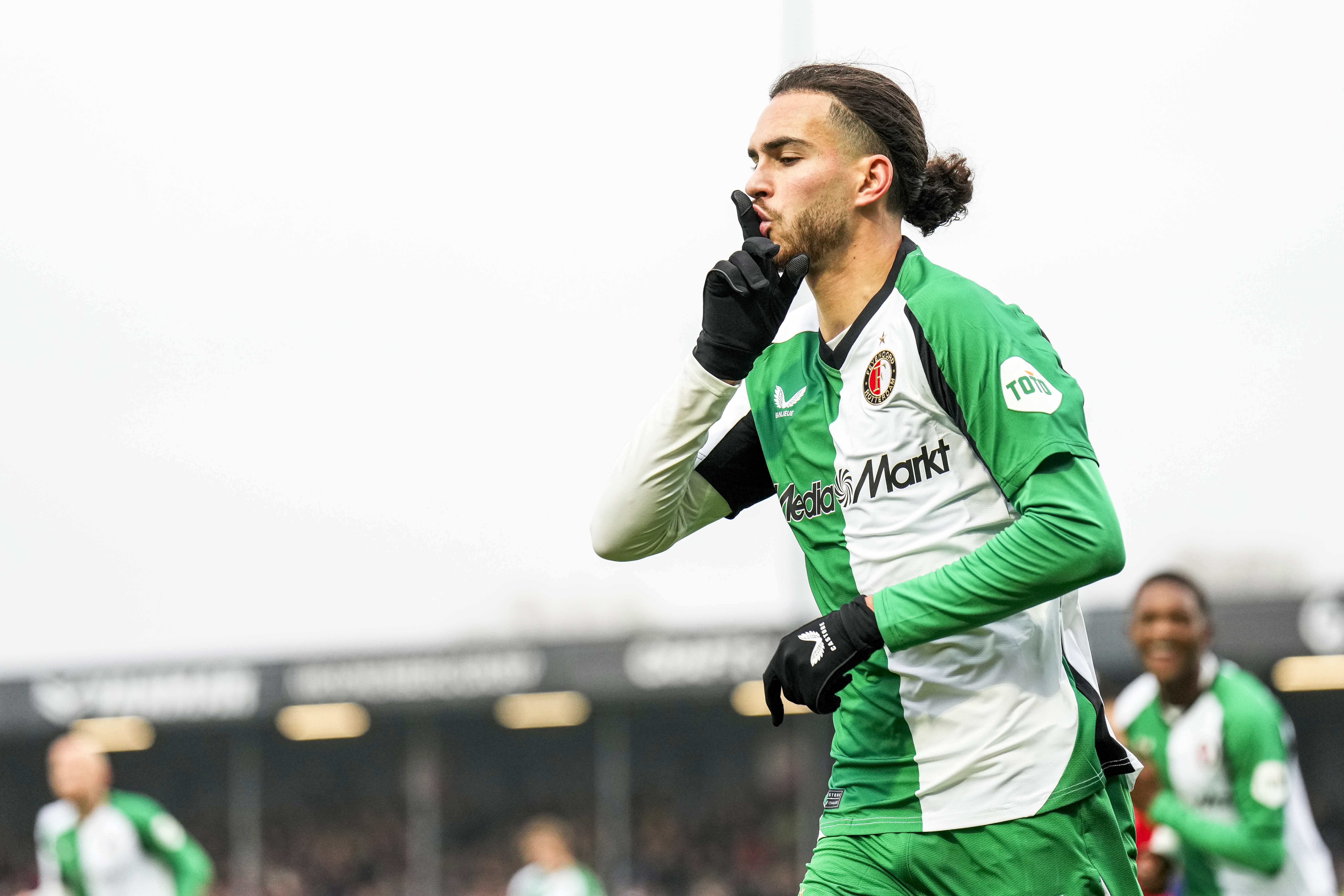 Vermoedelijke opstelling • Van Persie wijzigt middenveld tegen RKC