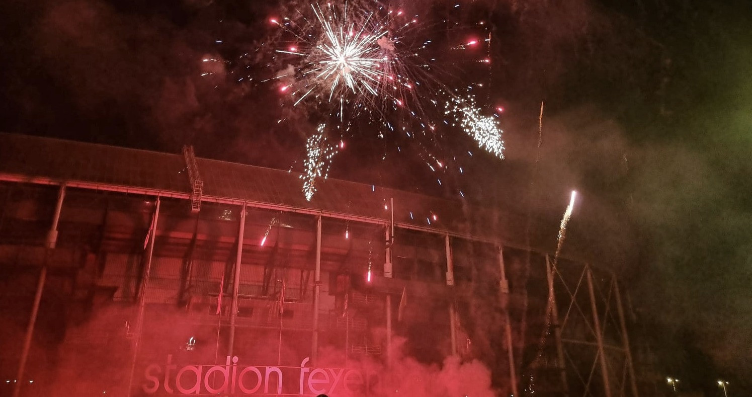 Supporters vieren 115-jarig bestaan met vuurwerk bij De Kuip