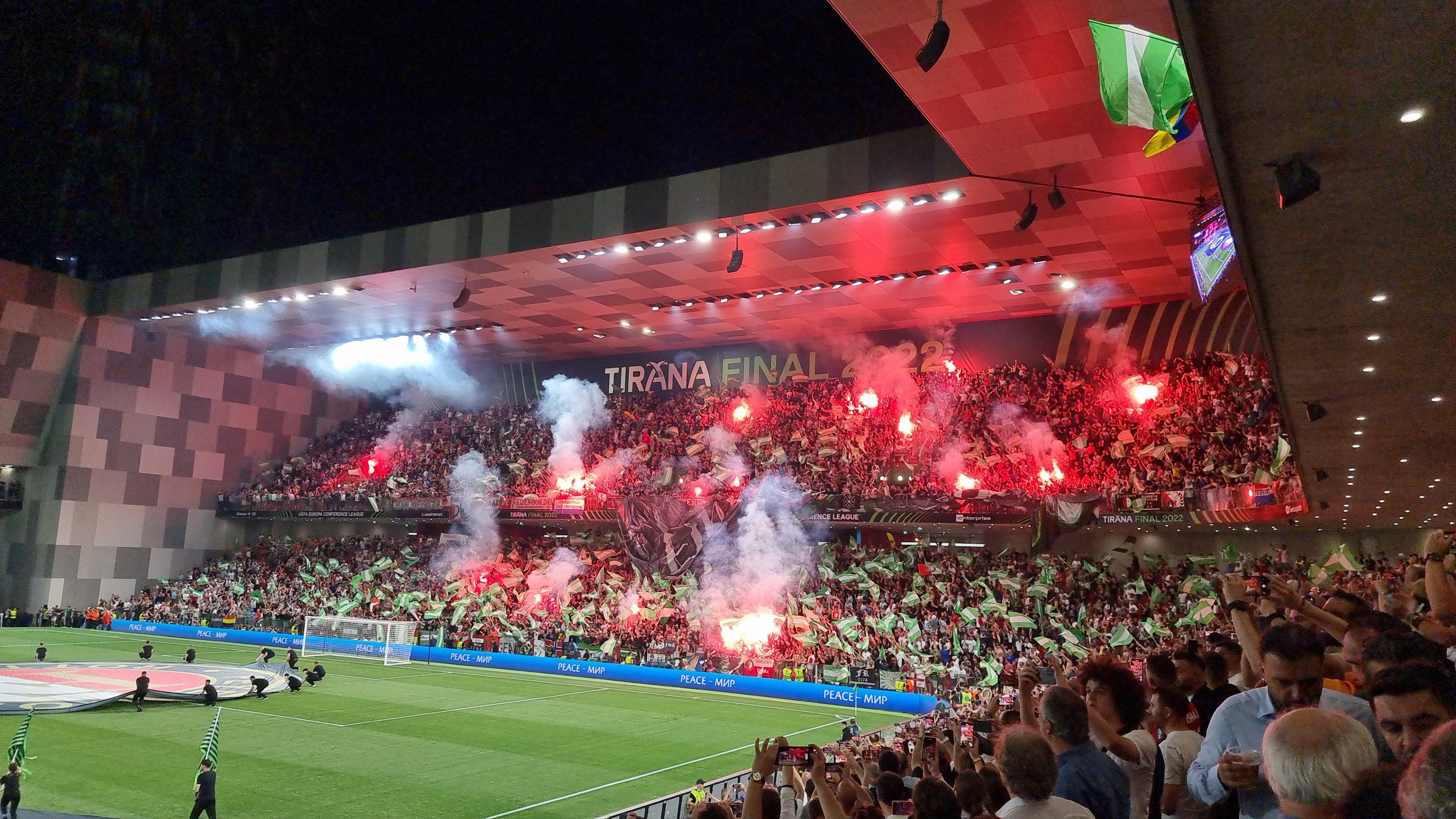 Pikant: Feyenoord verklaart naar de UEFA het gebruik van vuurwerk als "positief bedoeld"