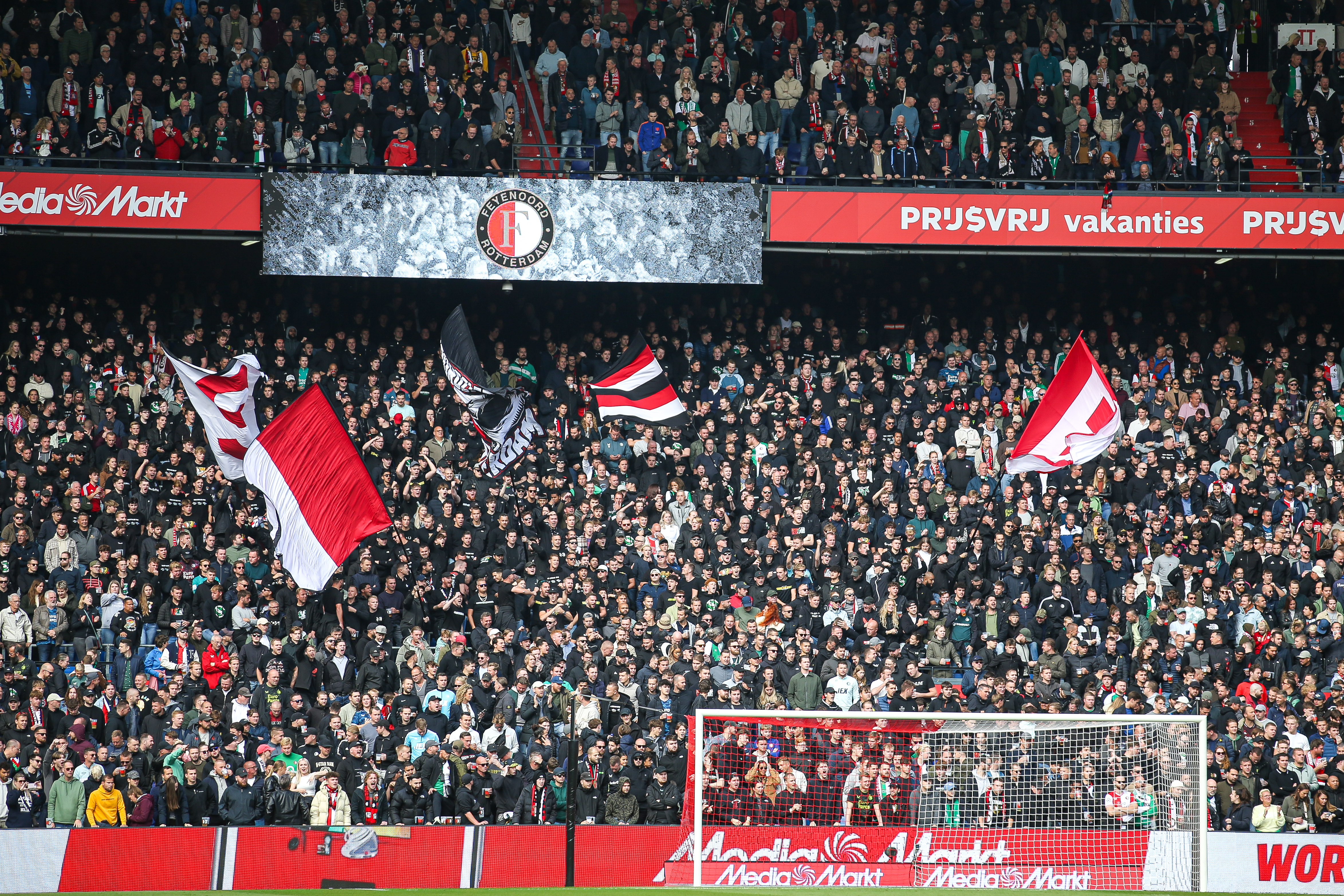 Nieuw supporterslied doet intrede in De Kuip: ‘Van Kiev tot Milaan’