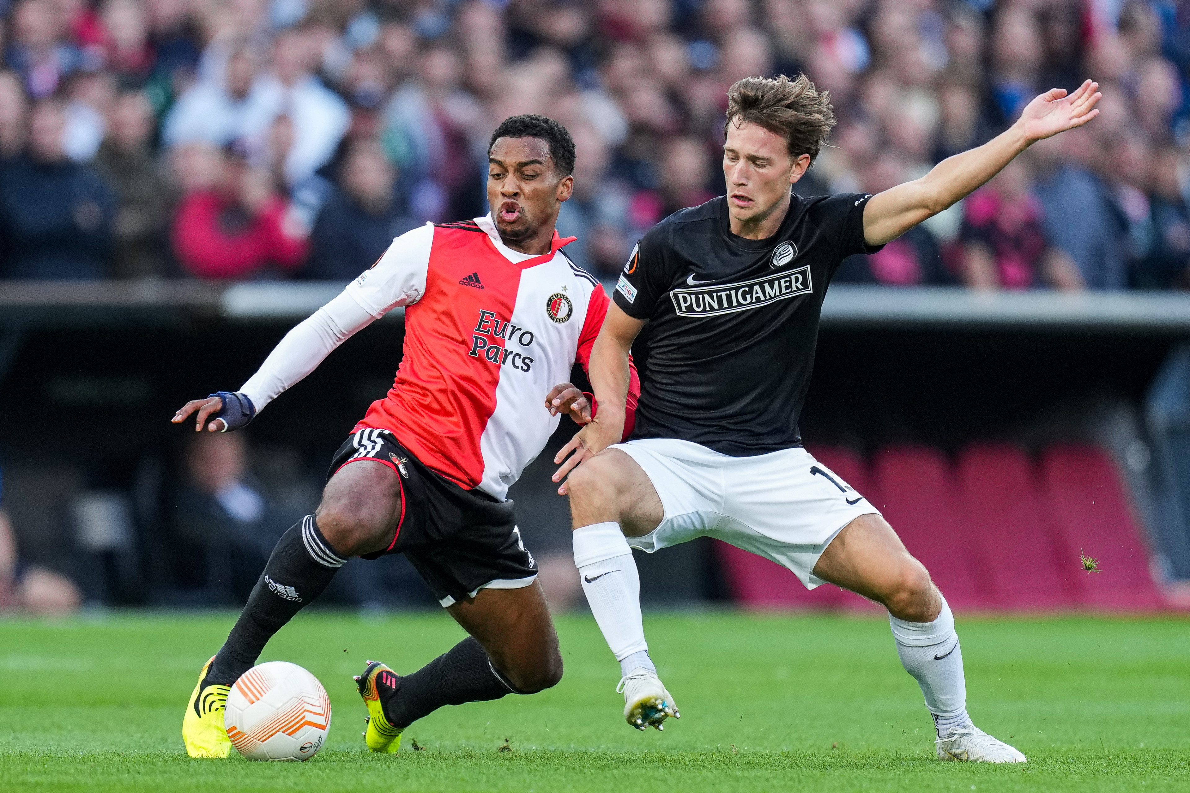 Quinten Timber in actie tegen Sturm Graz