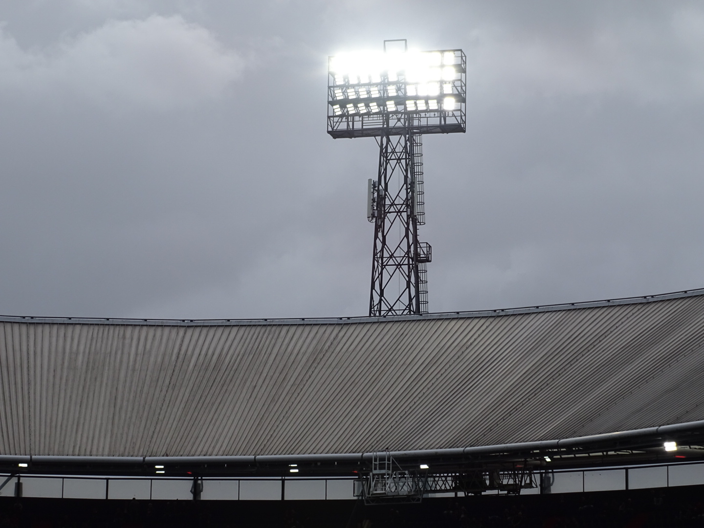 ‘Licentie van De Kuip op korte termijn niet in gevaar; Stadion overdrijft urge...