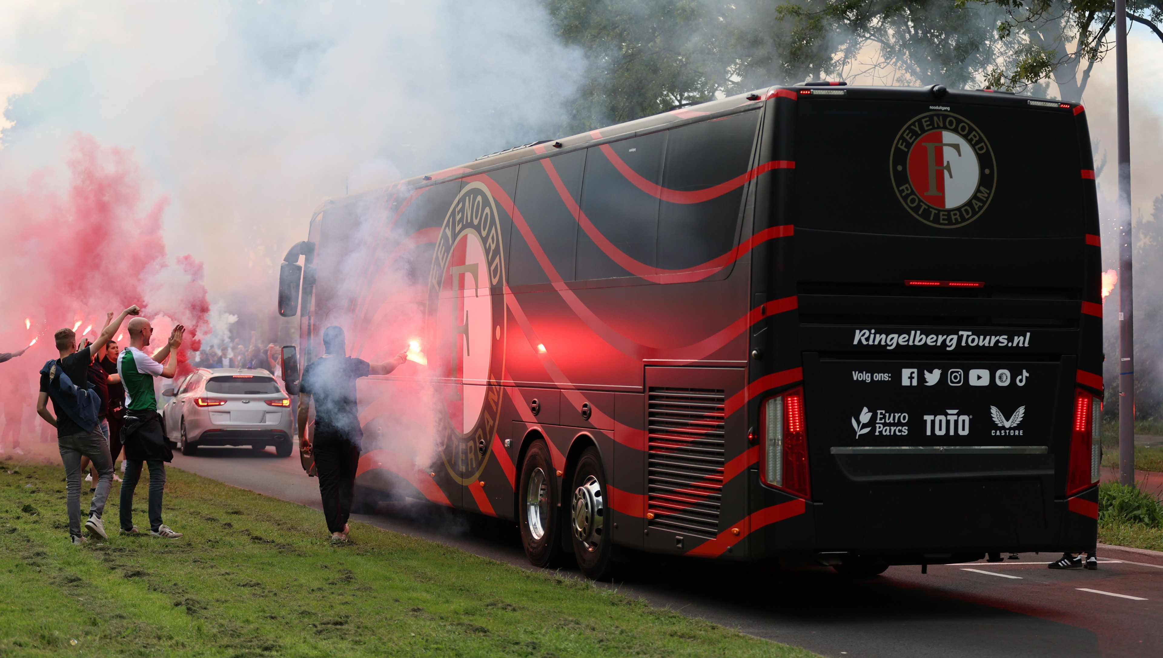 Foto's aankomst van de spelersbus na restant Klassieker (0-4)