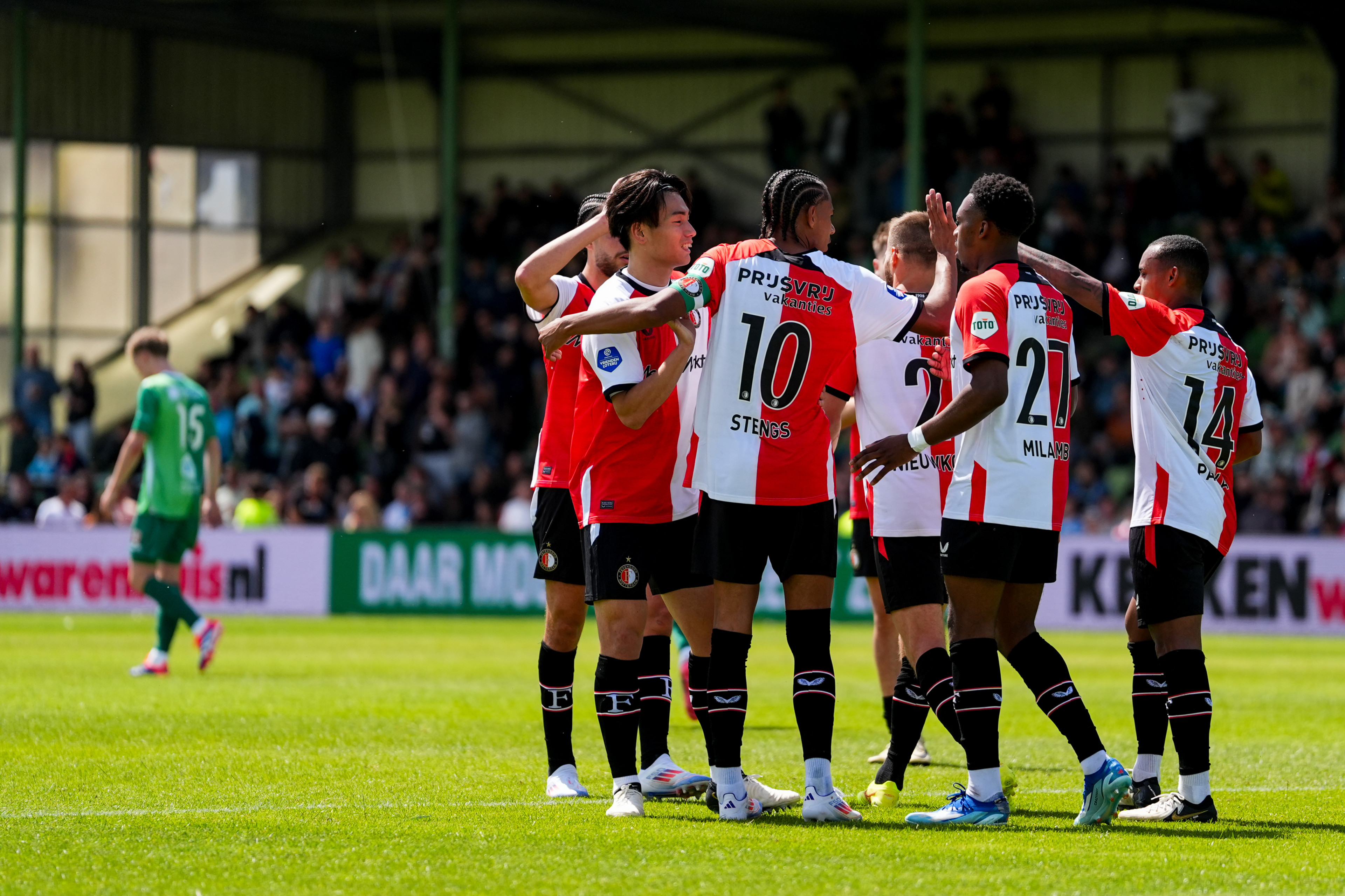 Feyenoord begint met ruime zege op FC Dordrecht overtuigend aan oefencampagne