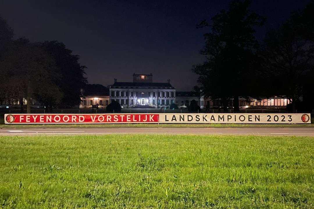 Vorstelijk spandoek omgetoverd naar kampioenstassen