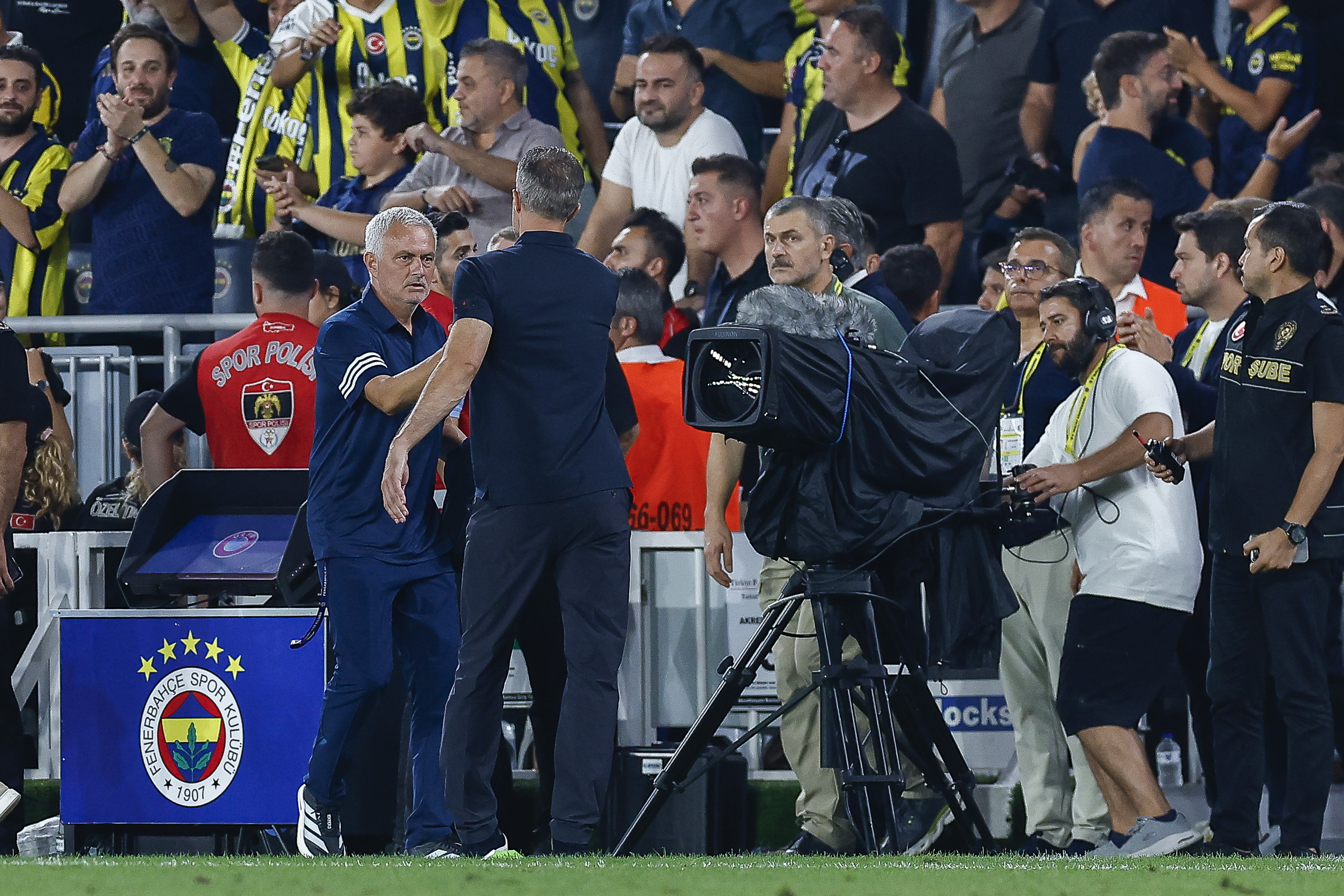 Mourinho ingetogen: "Het is toeval dat ik weer win, Feyenoord is een geweldige club"