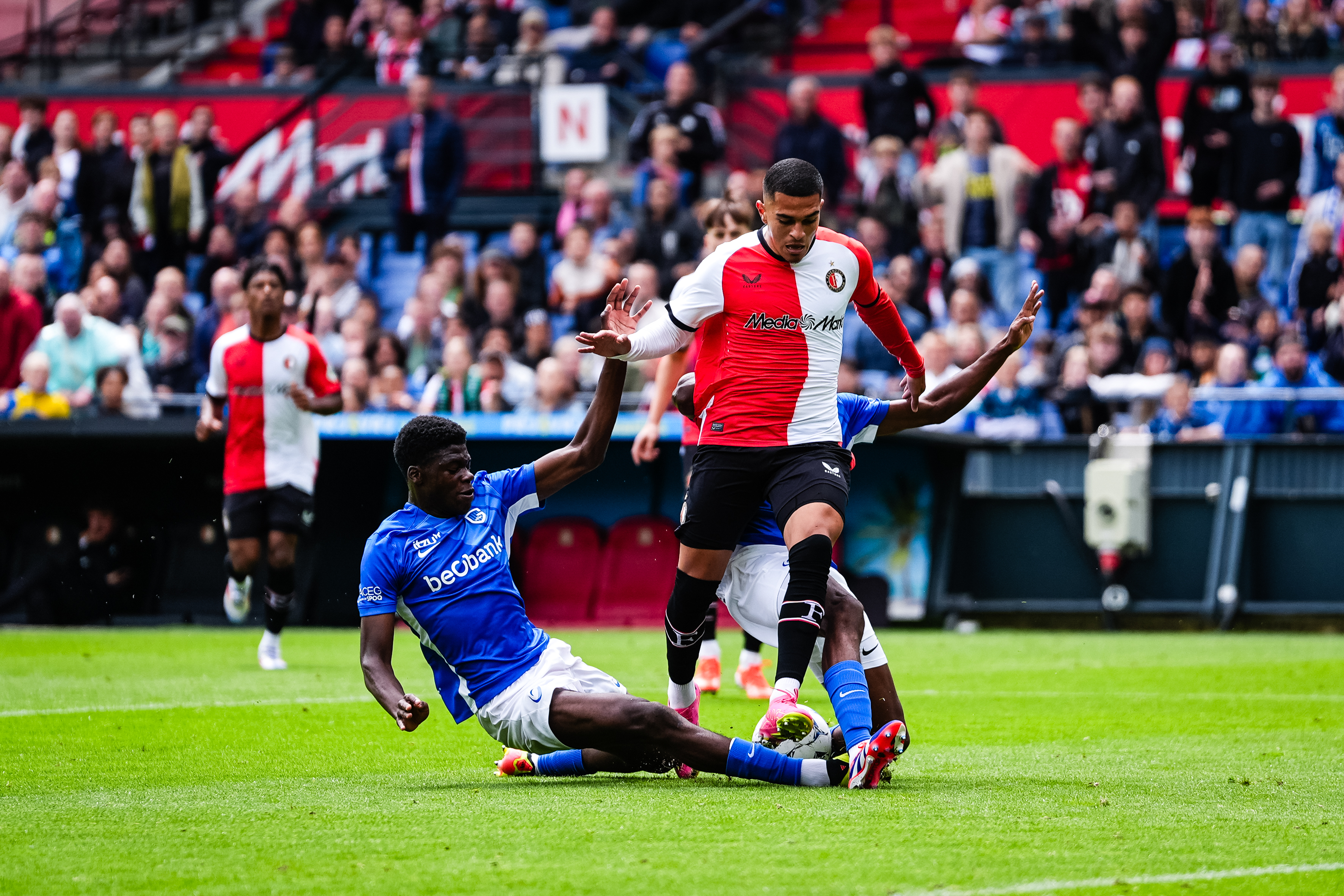 Feyenoord wint in De Kuip van KRC Genk