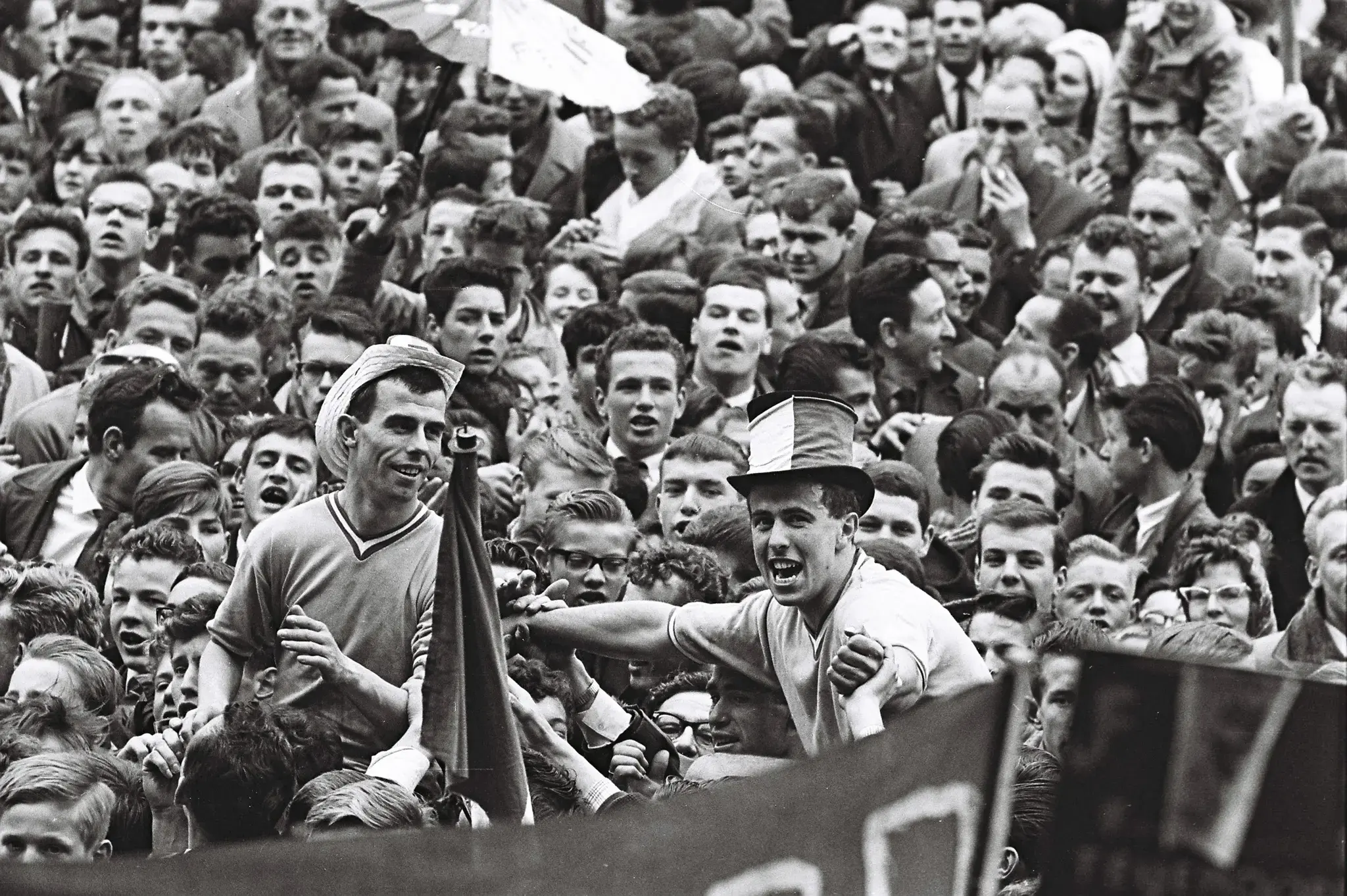 Trophy Day [UNIEKE FOTO'S] • Gelijkspel tegen ADO zorgt voor vijfde landstitel (1962)