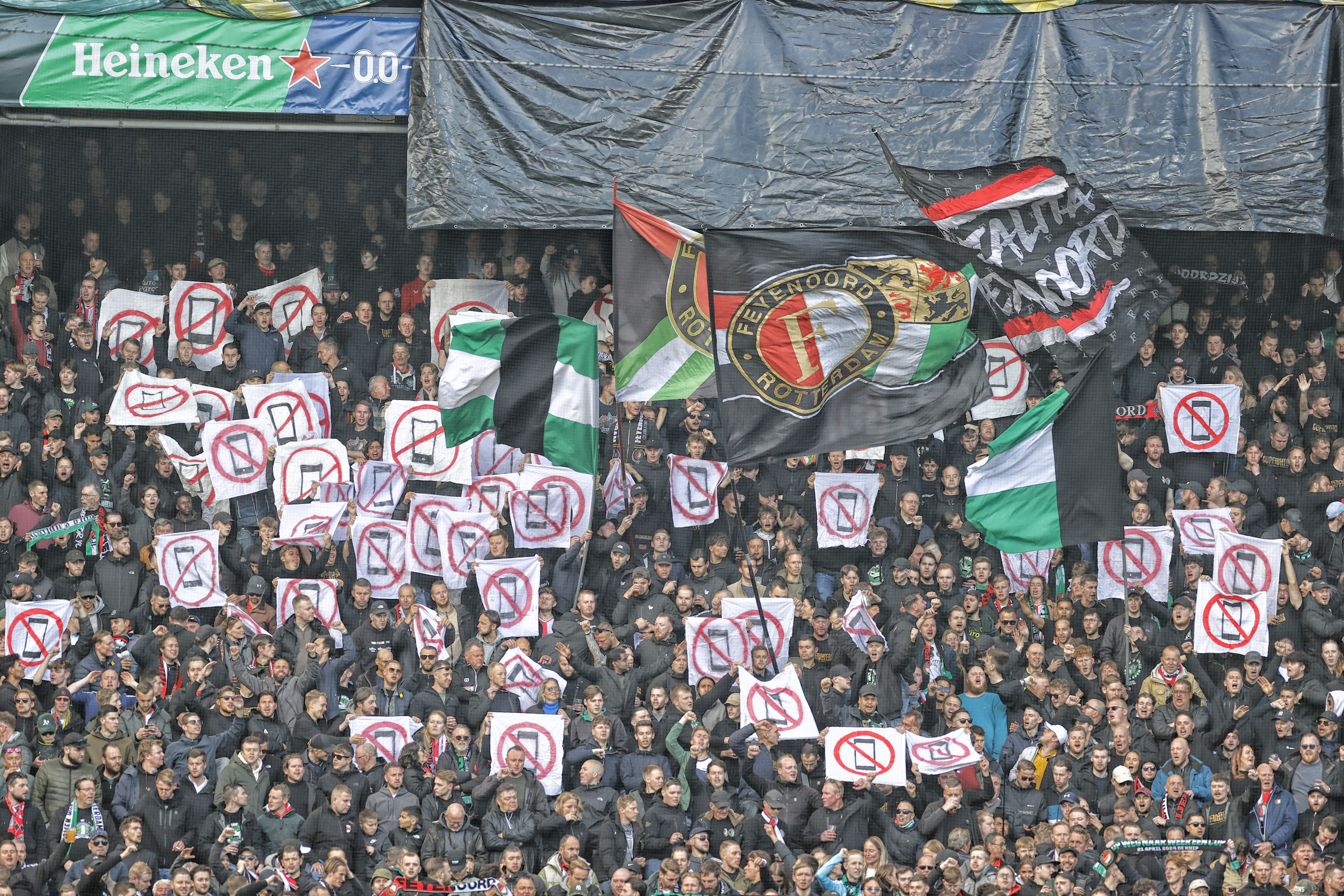 Supporters eerste ring en parterre gele zijde kunnen NIET met digitale kaart naar binnen