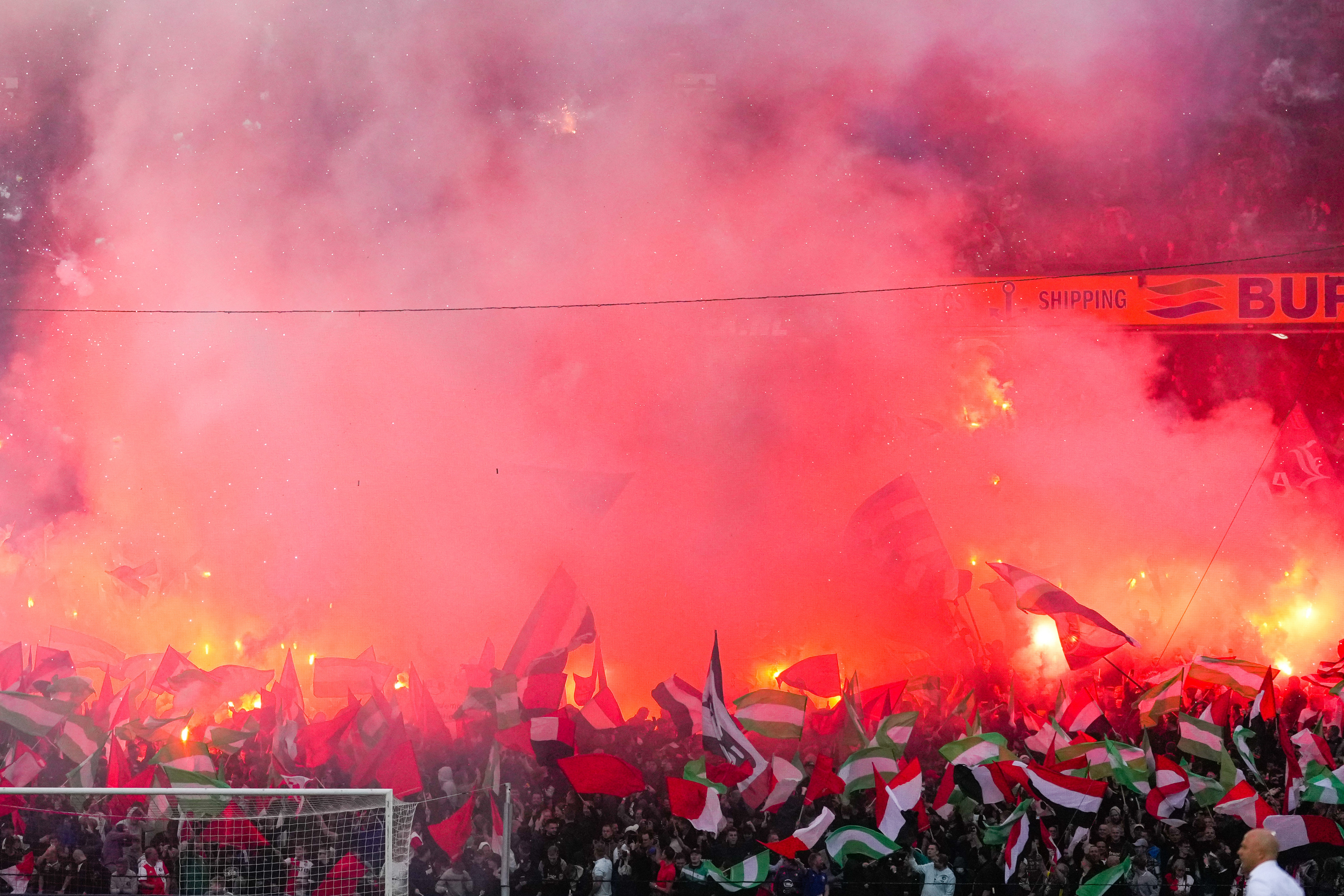 Het Legioen zet De Kuip in vuur en vlam met fakkels