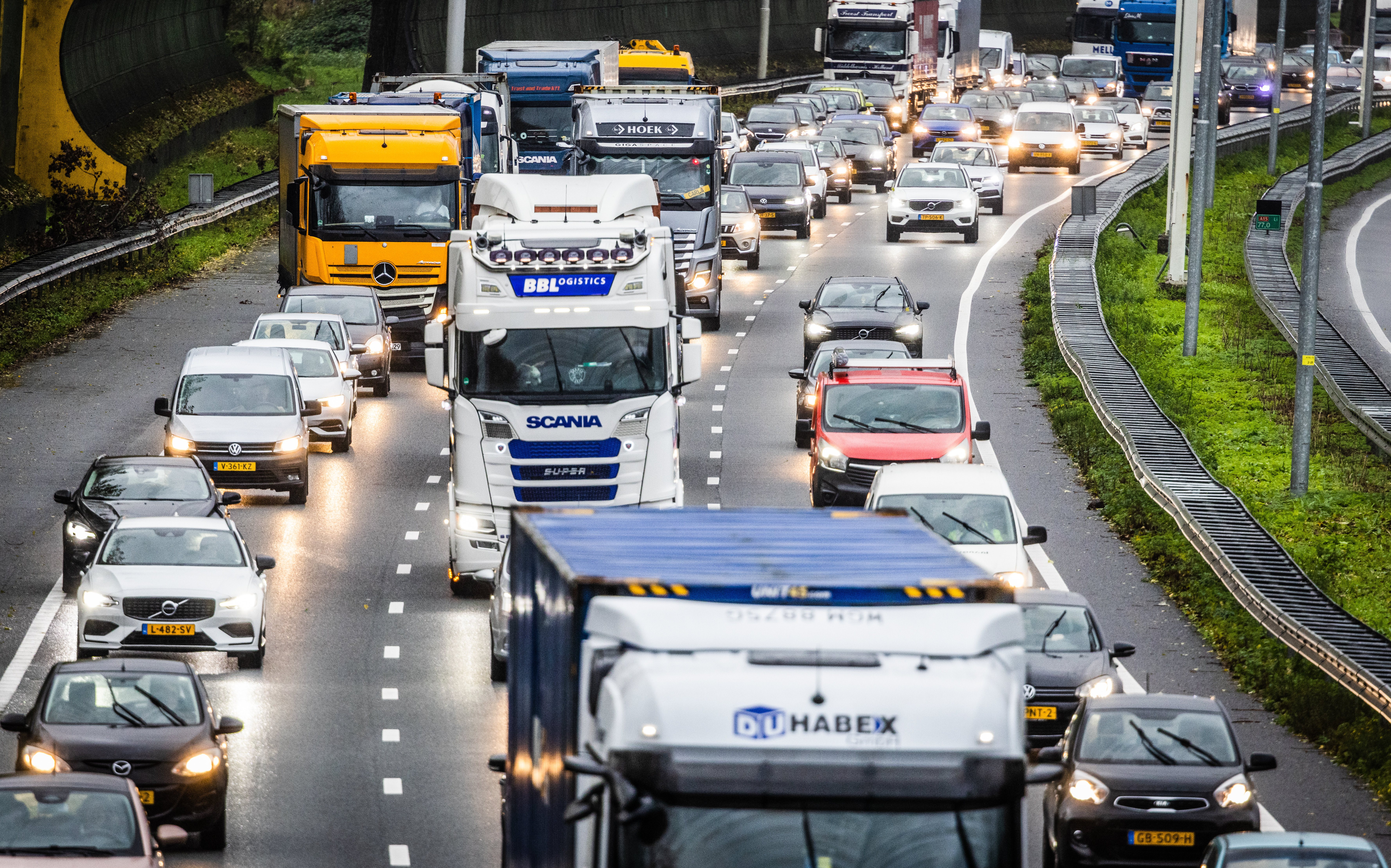 Chaos op de snelweg: duizenden supporters in de file