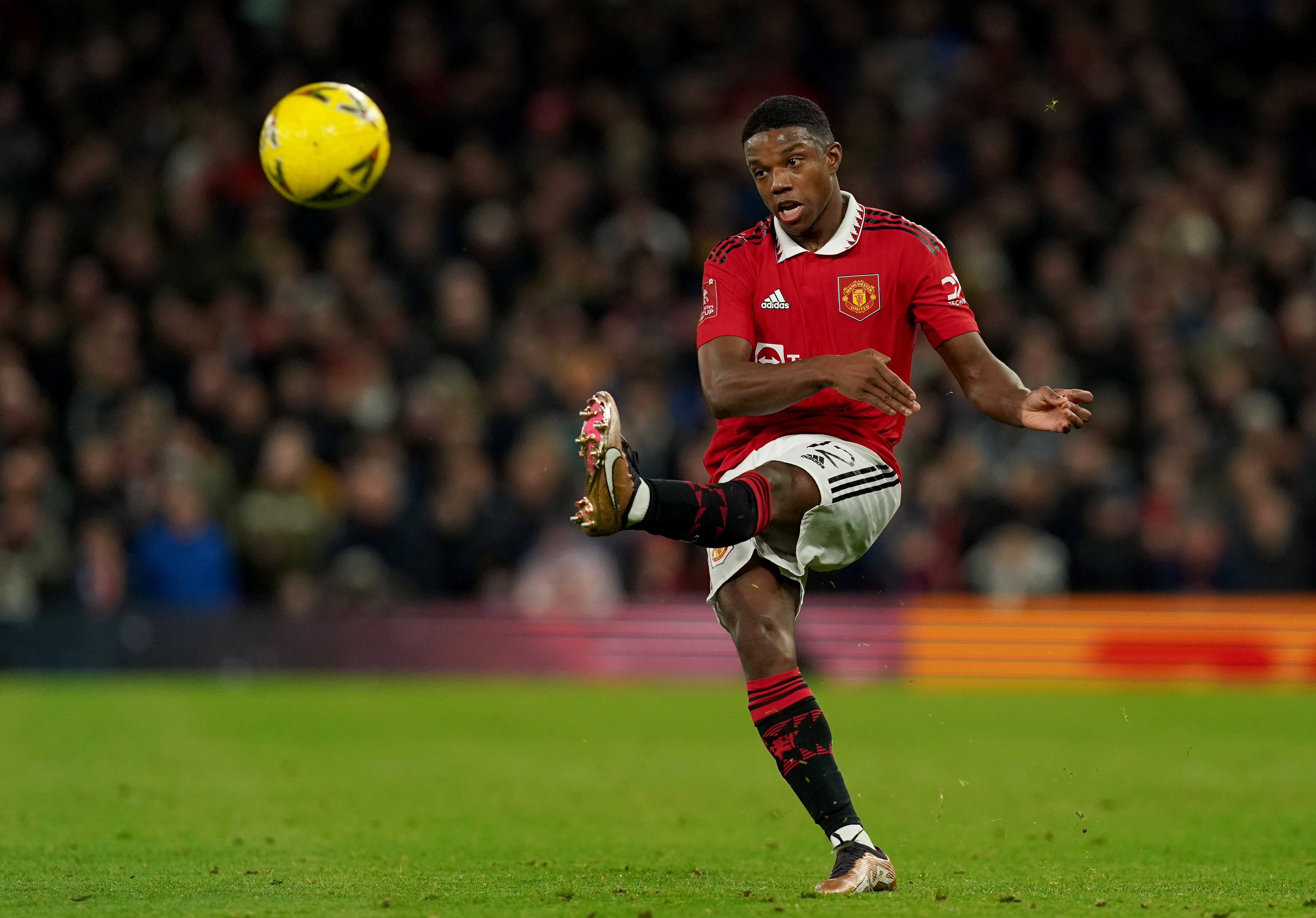 Tyrell Malacia maakt rentree bij Manchester United na anderhalf jaar blessureleed