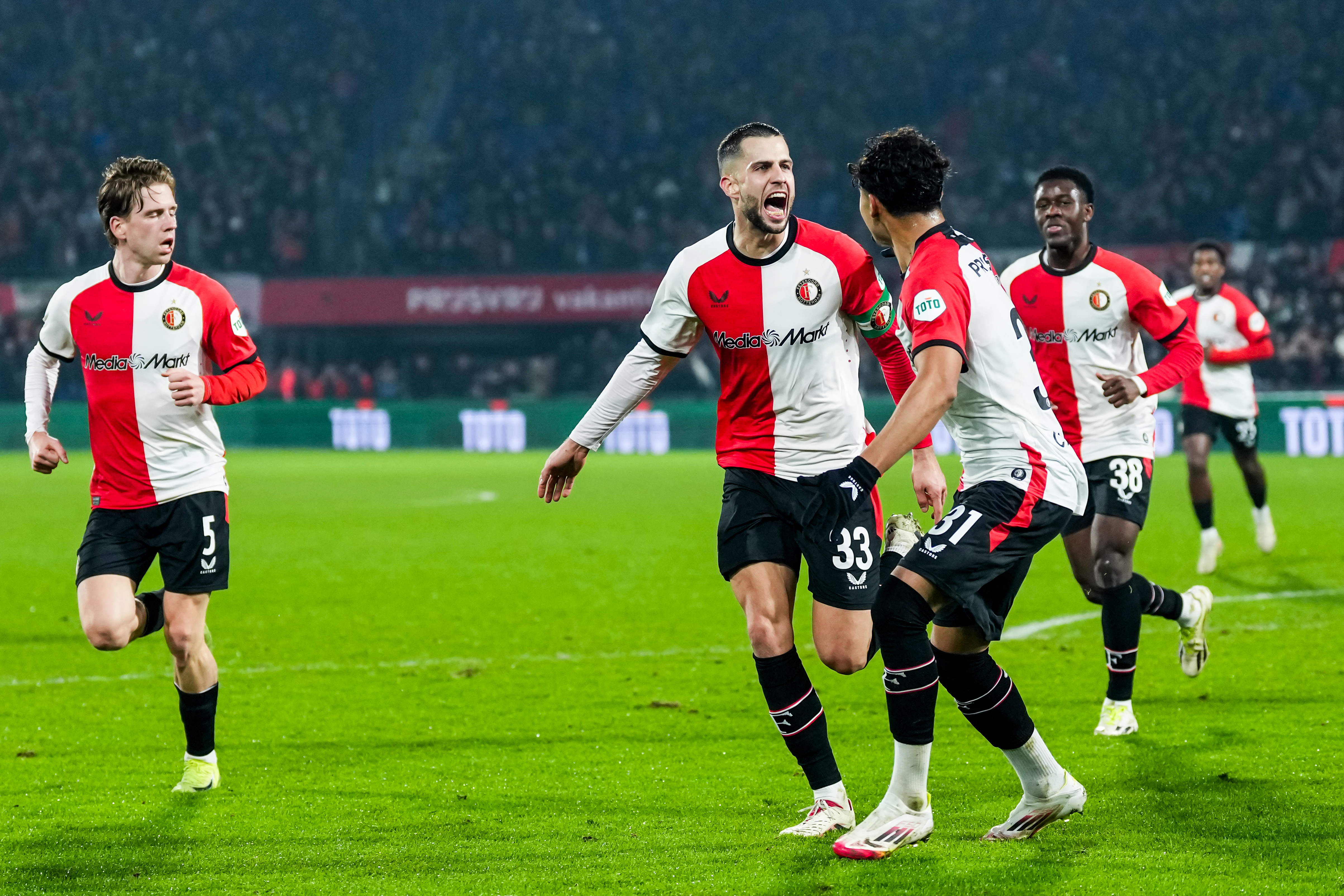 Hancko redt drie punten voor Feyenoord in blessuretijd