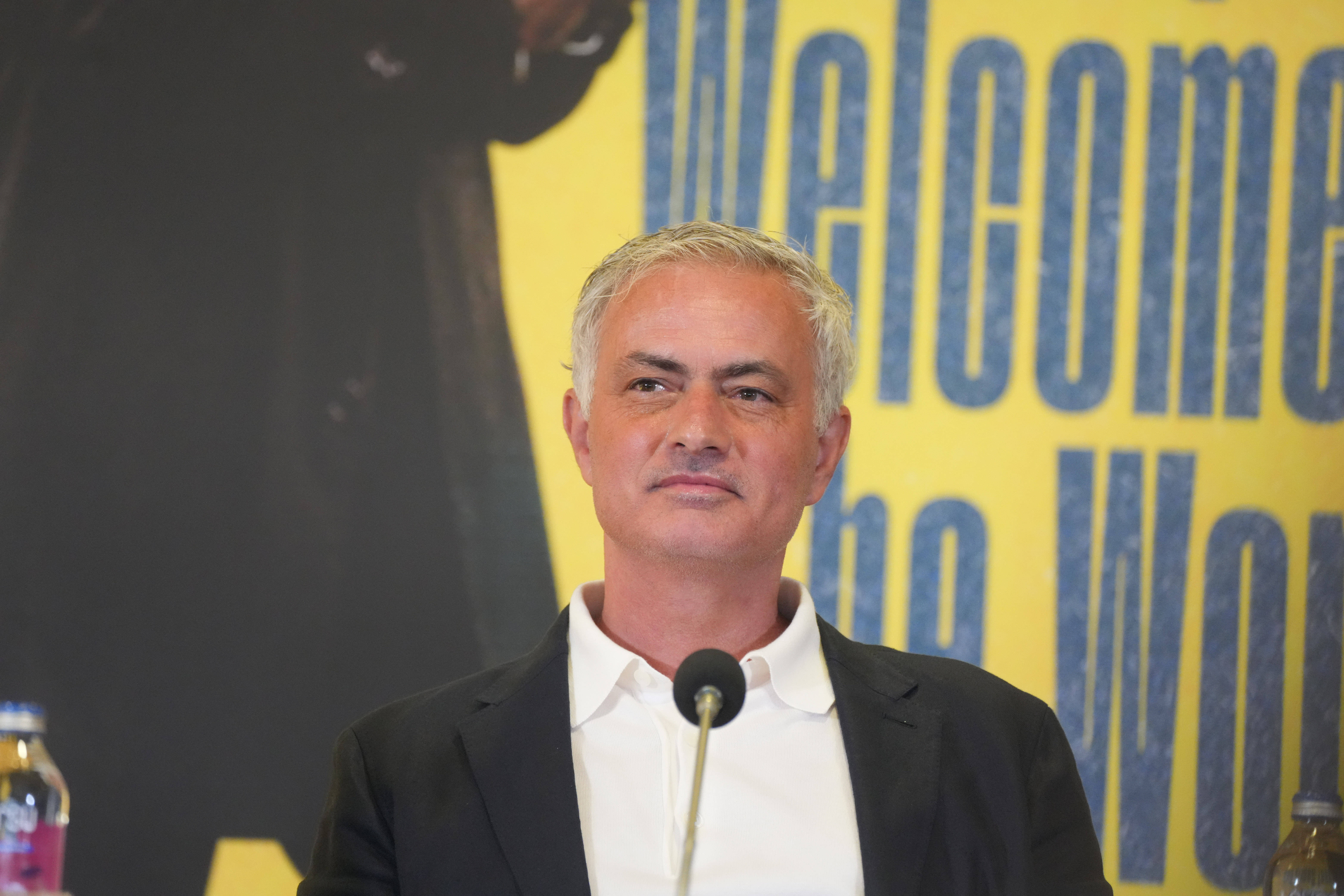 Mourinho niet onder de indruk van afwezigen bij Feyenoord: "Ik heb ook drie geblesseerden in de Onder 18"