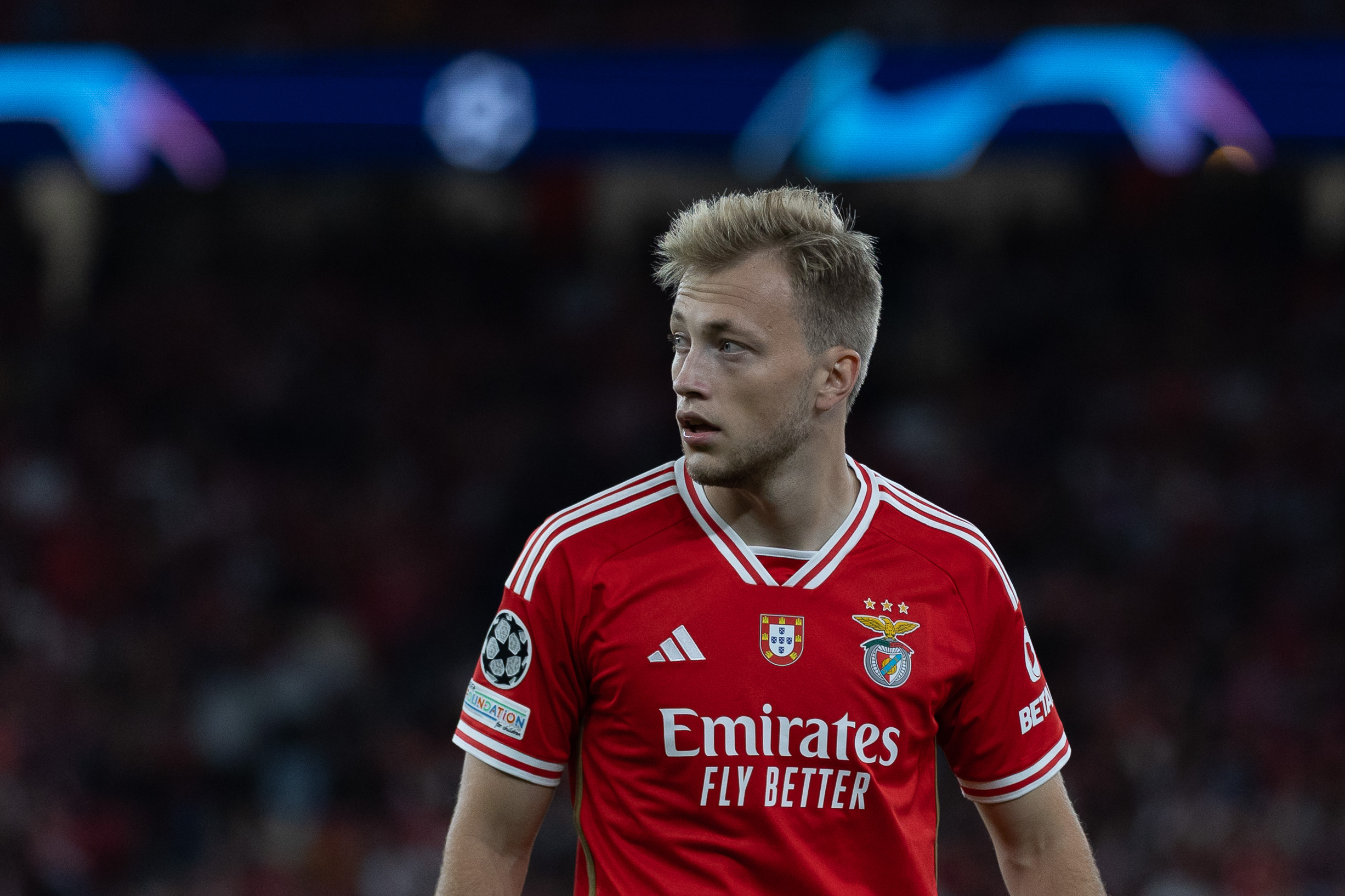'Feyenoord betaalt minstens zes miljoen voor Tengstedt; Benfica bedingt doorverkooppercentage'