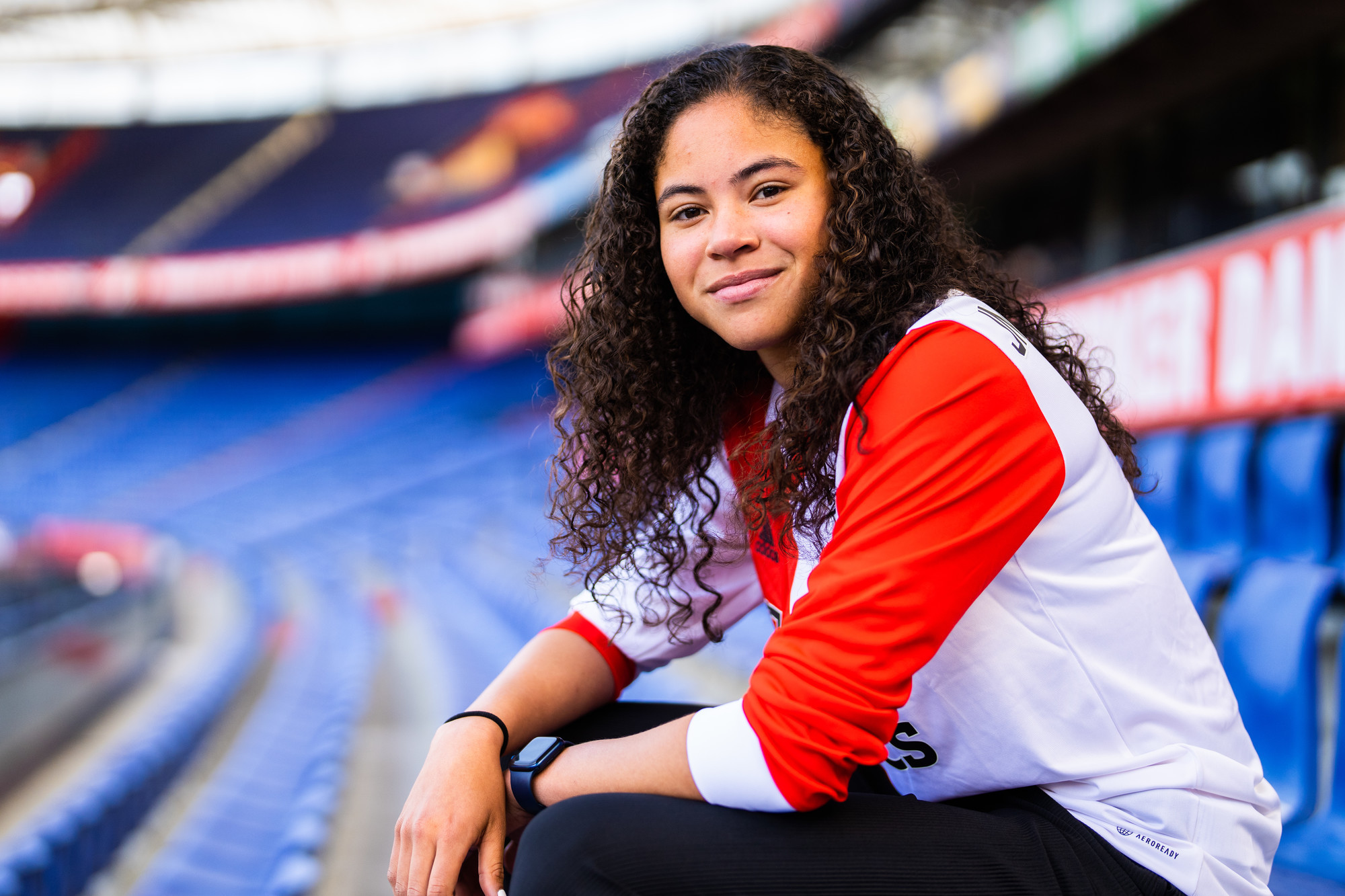 Bridget Jno Baptiste tekent eerste profcontract bij Feyenoord Vrouwen 1