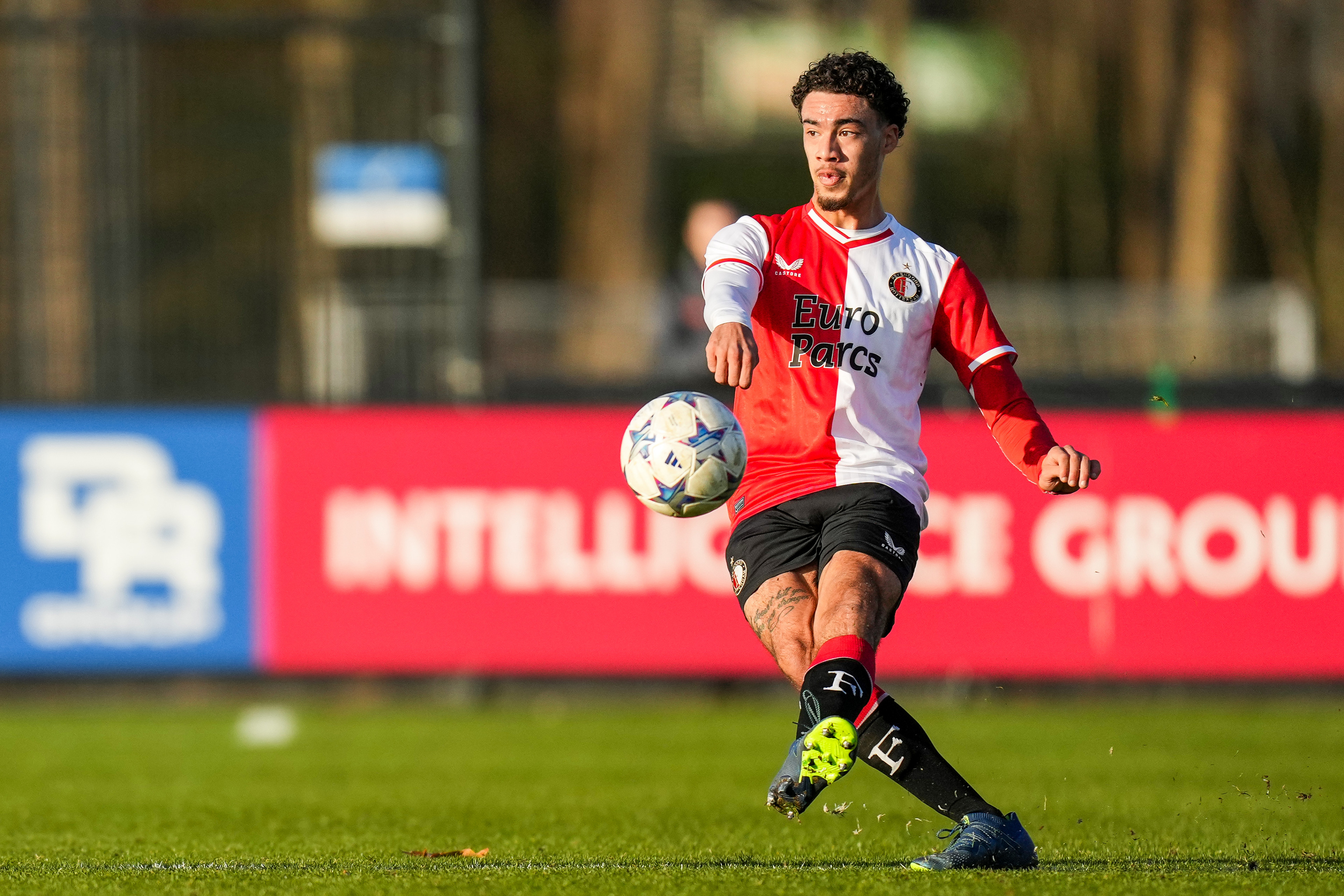 Feyenoord O21 prolongeert koppositie na gelijkspel tegen FC Groningen O21