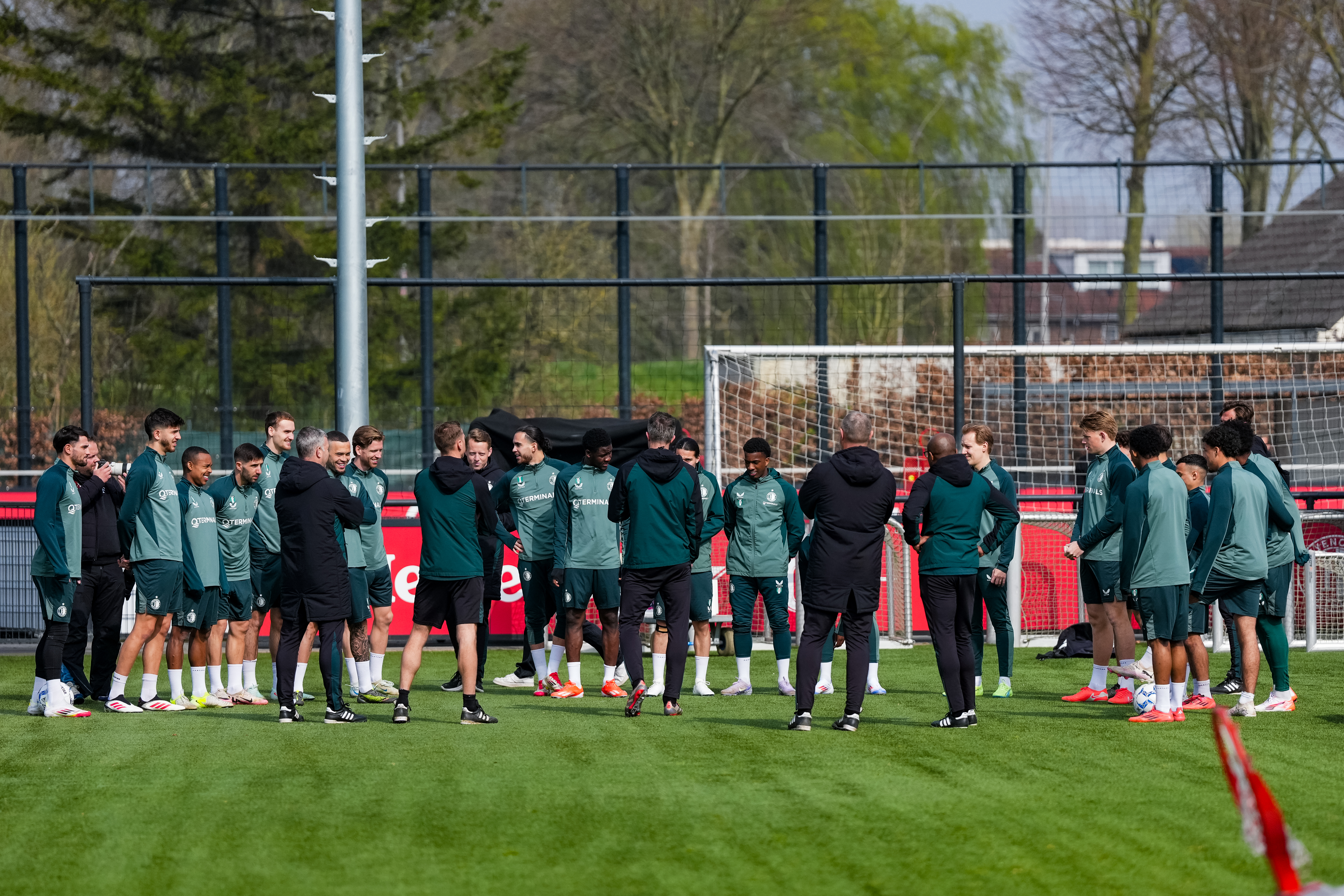 Ook deze week géén livestream van training: Van Persie traint tactisch