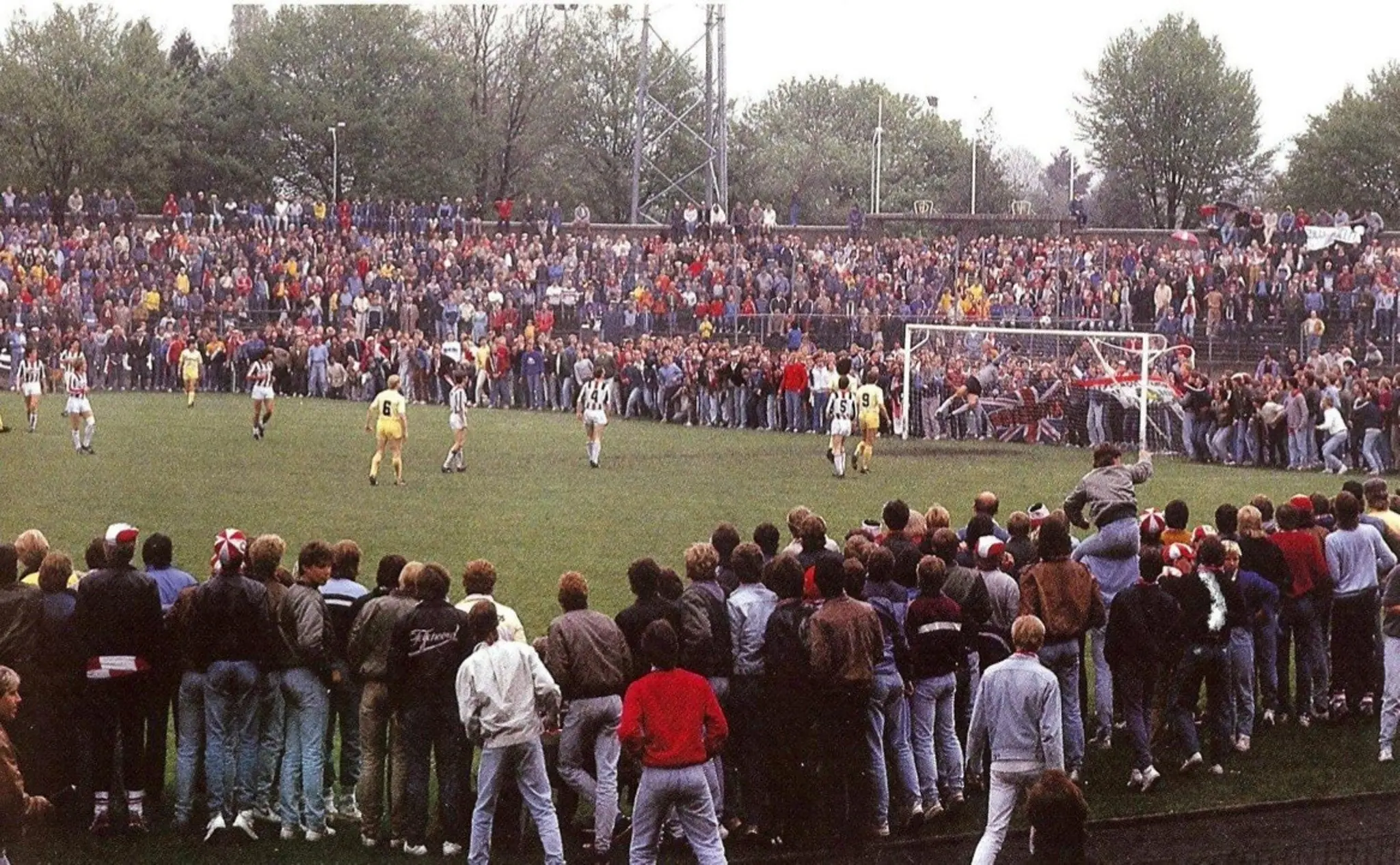 Trophy Day [UNIEKE FOTO'S] • Duizenden fans zien Feyenoord kampioen worden in Tilburg (1984)