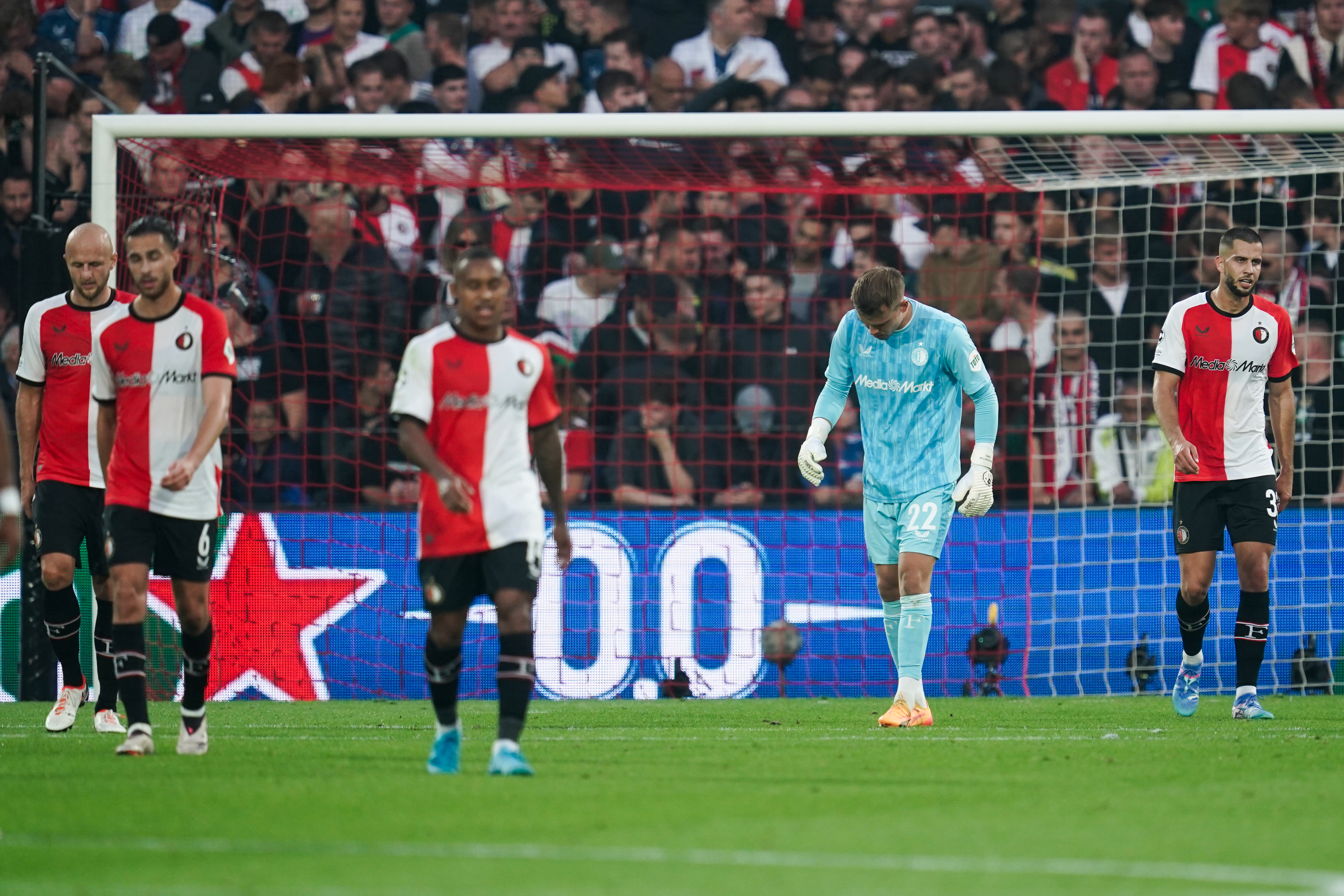 Feyenoord onderuit tegen uiterst effectief Bayer Leverkusen in De Kuip