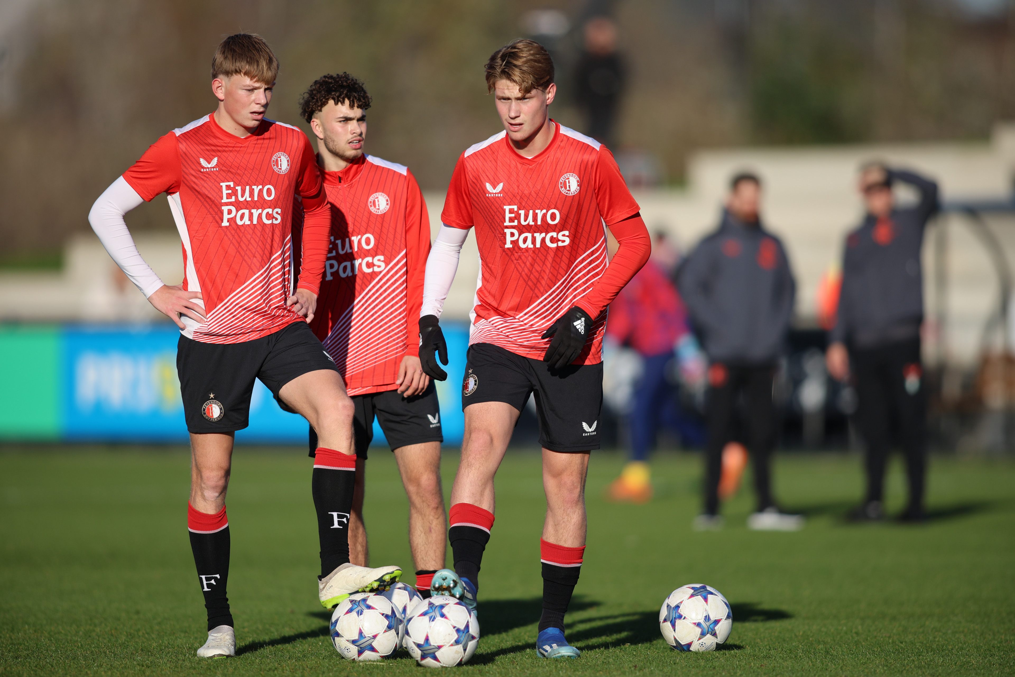 'Vijf jeugdspelers trainen mee met eerste elftal Feyenoord'