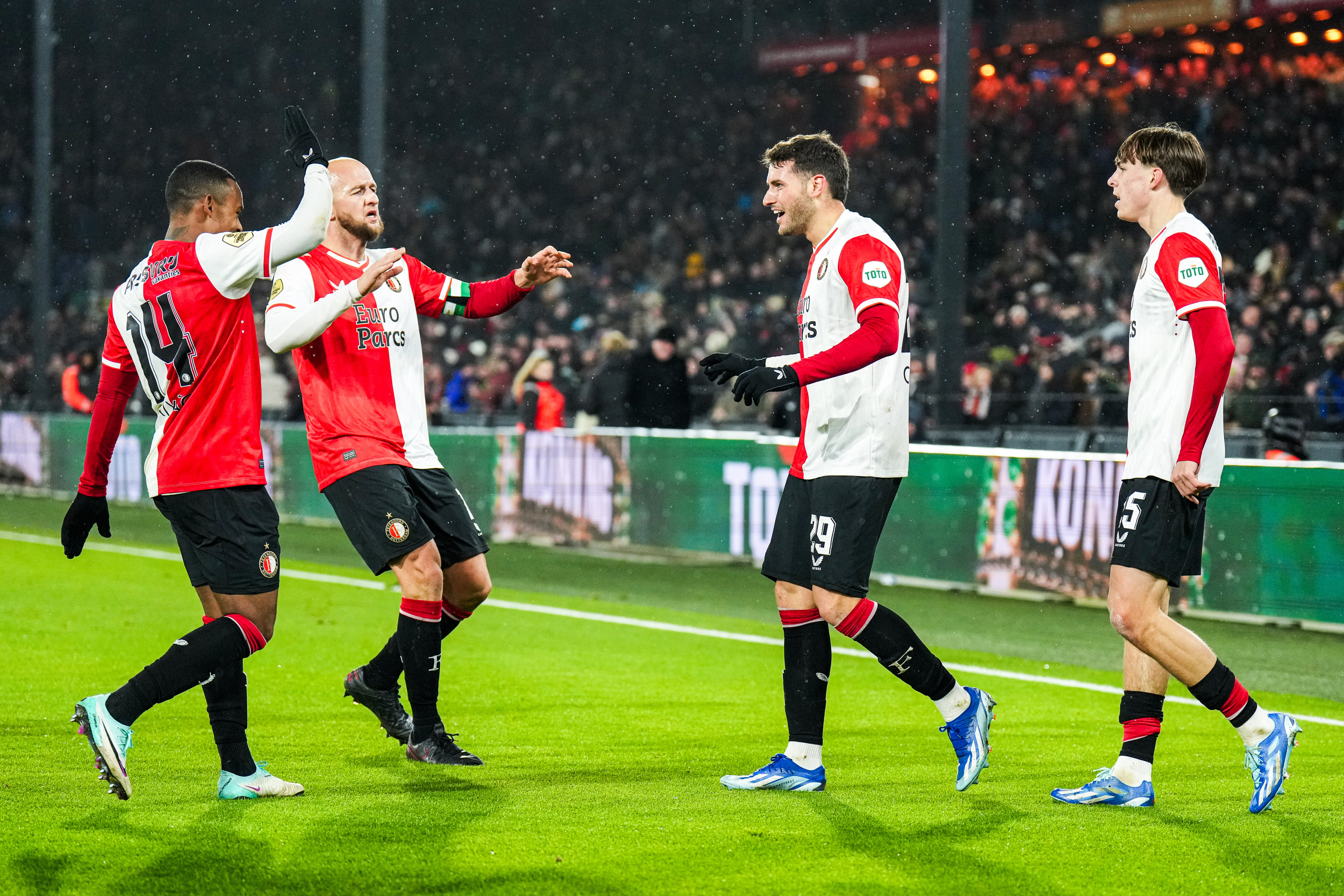 Stand • AZ en FC Twente houden druk op Feyenoord