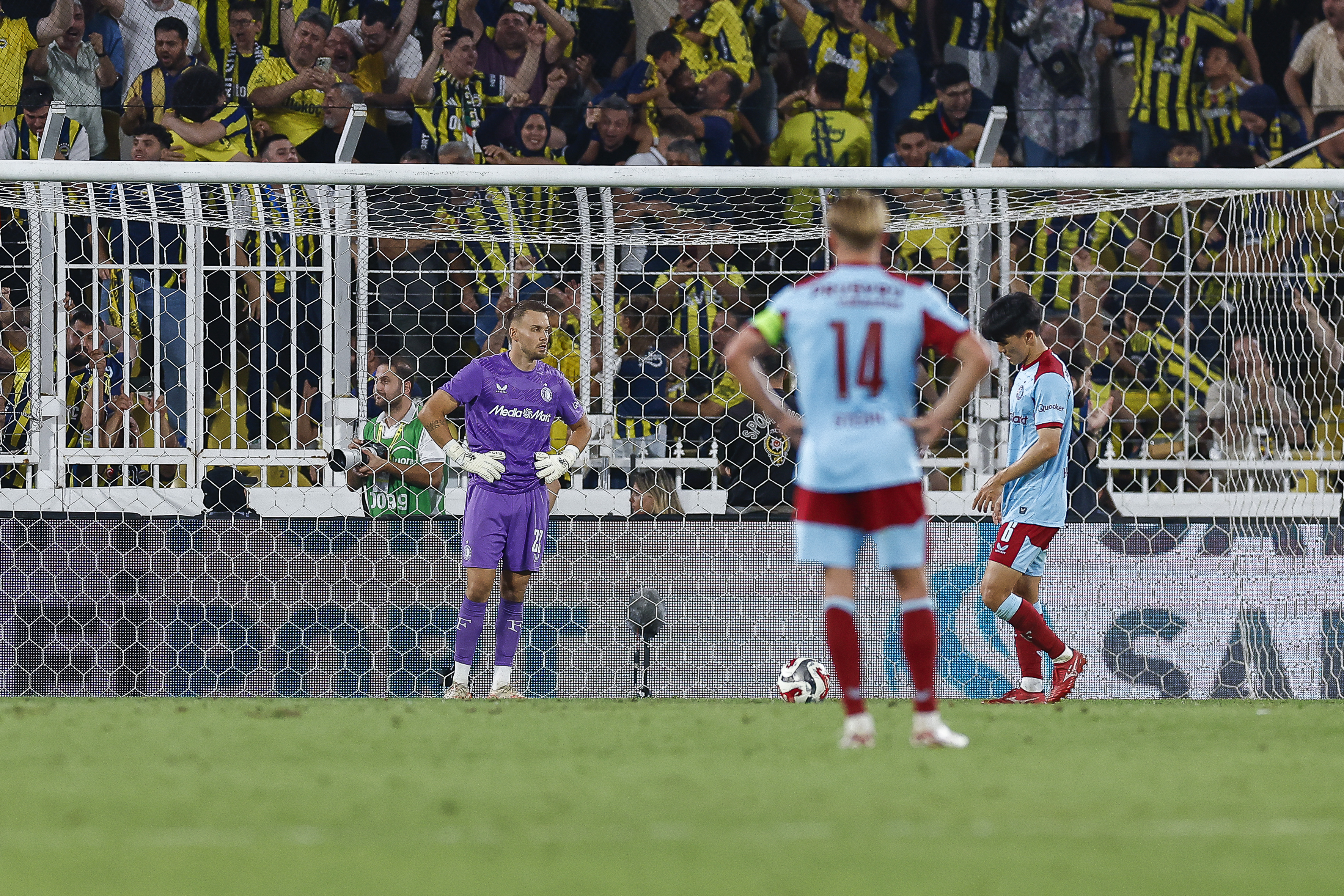 Feyenoord verliest wéér van Mourinho en is uitgeschakeld in de Champions League