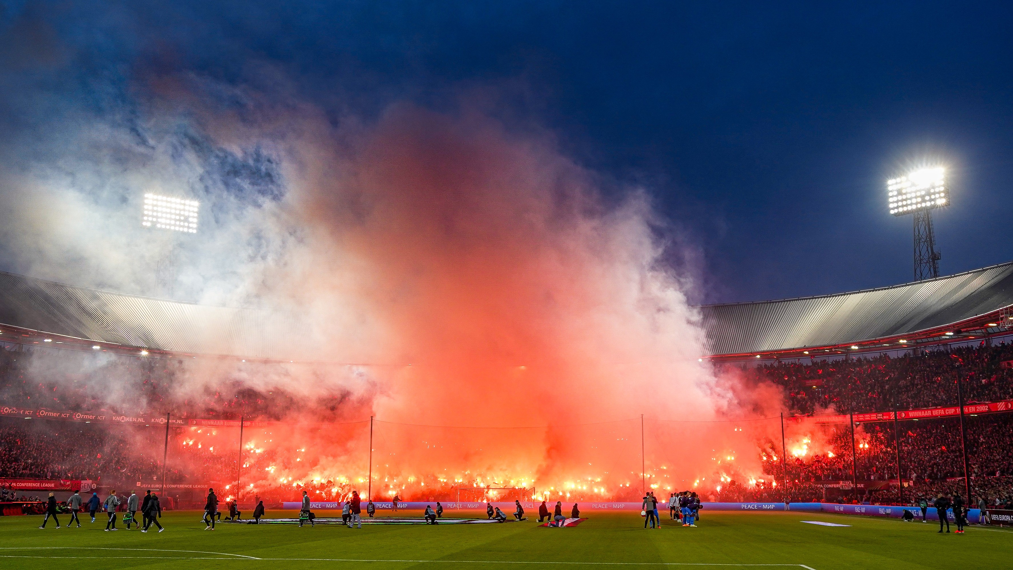Stemwijzer (6) • Vuurwerkgebruik rondom wedstrijden: 'Sfeerverhogend, maar moet wel veilig'
