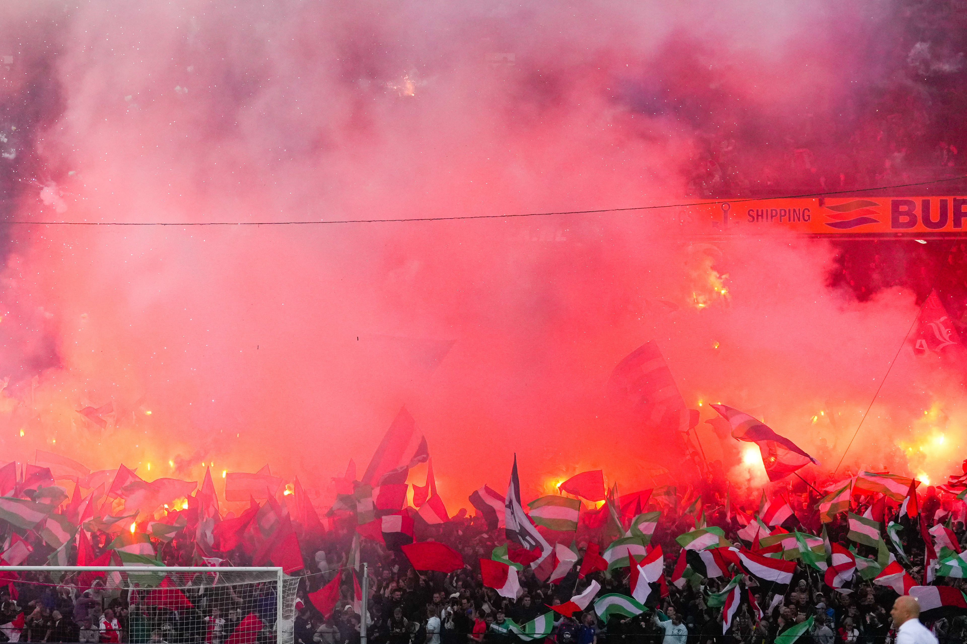 UEFA bestraft Feyenoord voor incidenten in Tirana