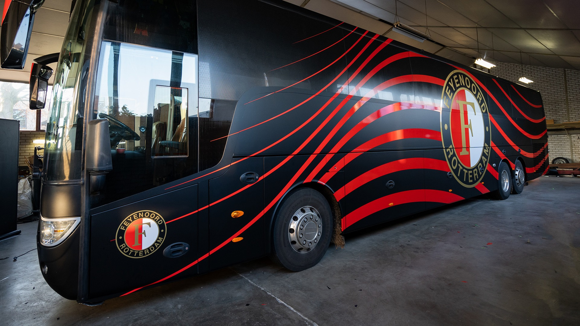Nieuwe look voor spelersbus Feyenoord