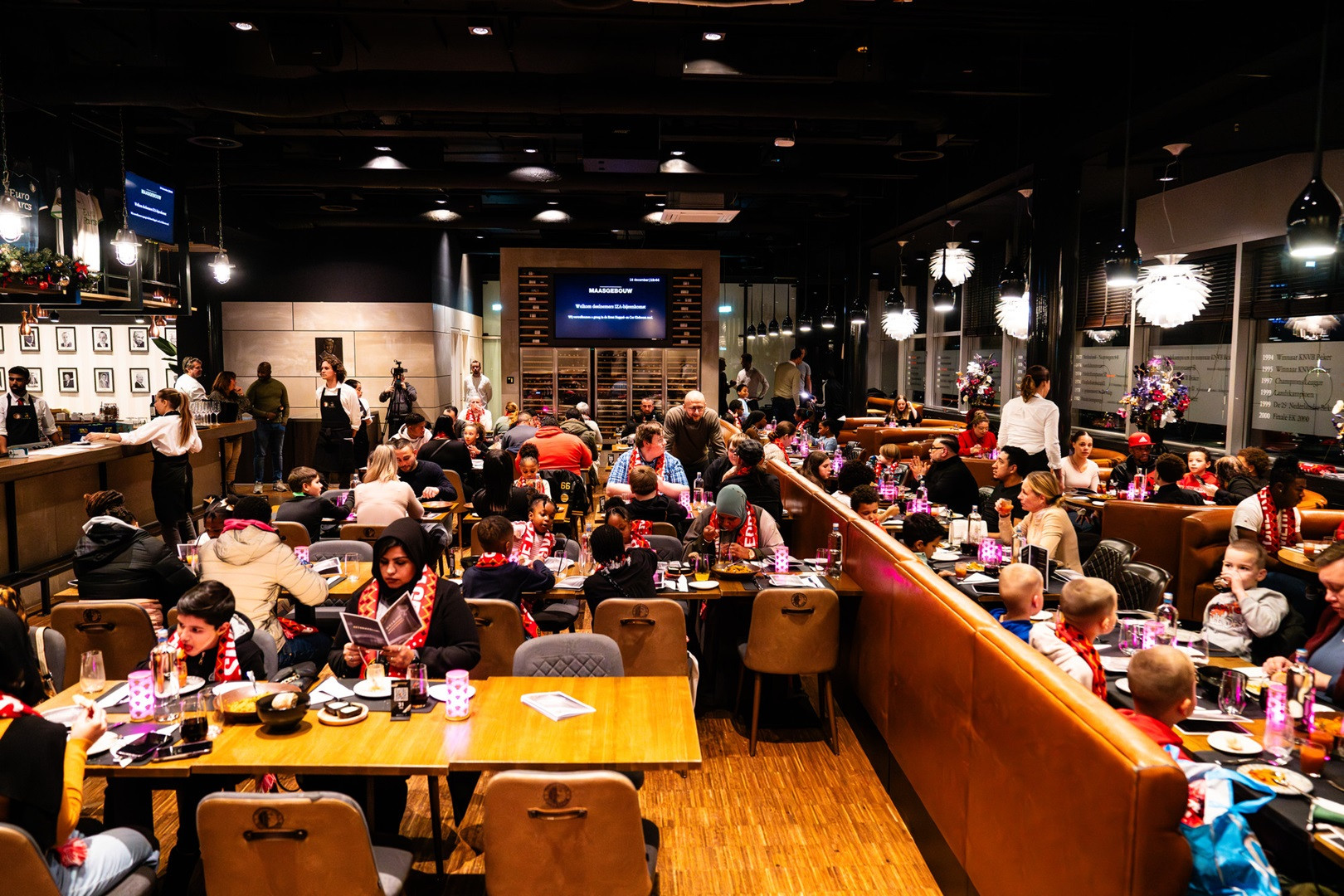 Meer dan zestig gezinnen bij kerstdiner in De Kuip