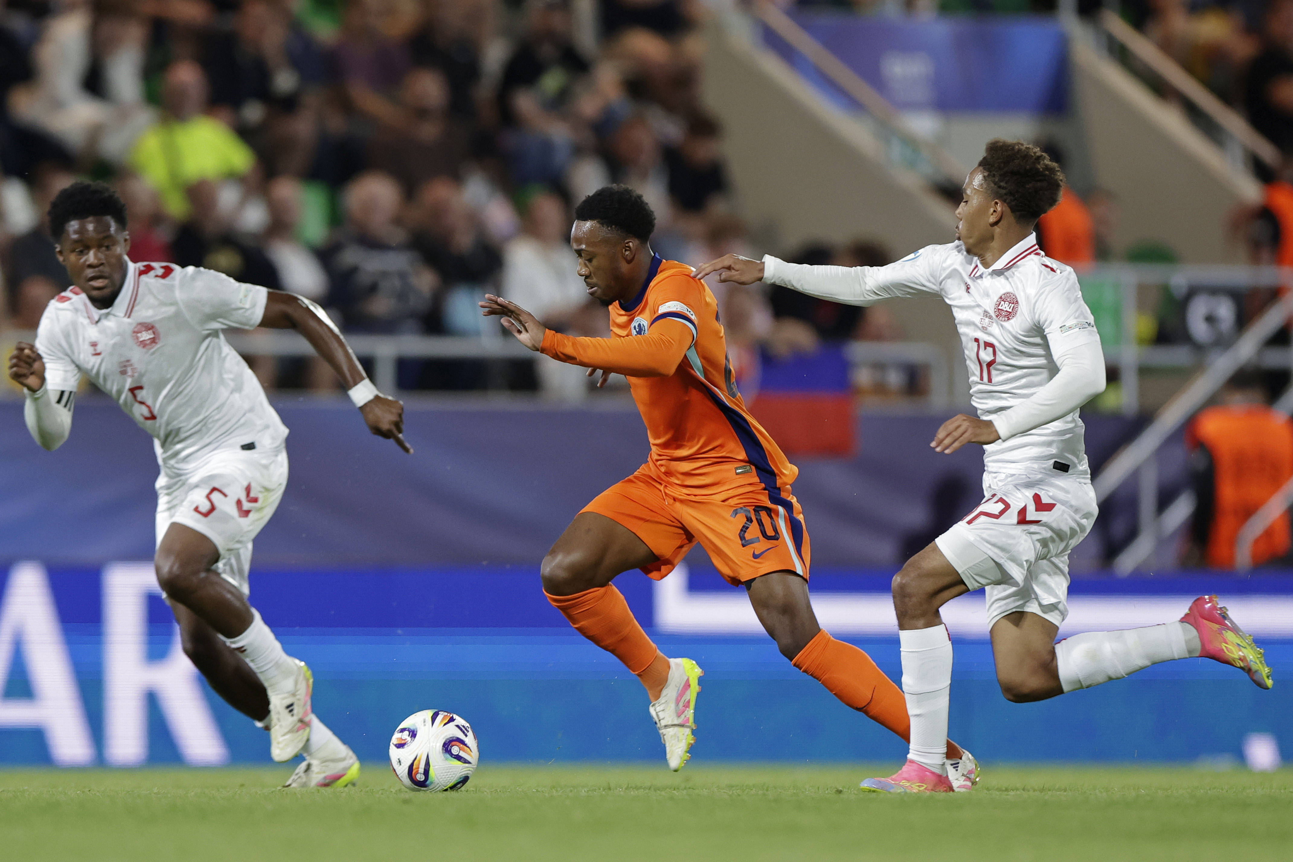 Milambo valt in bij Jong Oranje tijdens pijnlijke EK-nederlaag tegen Denemarken
