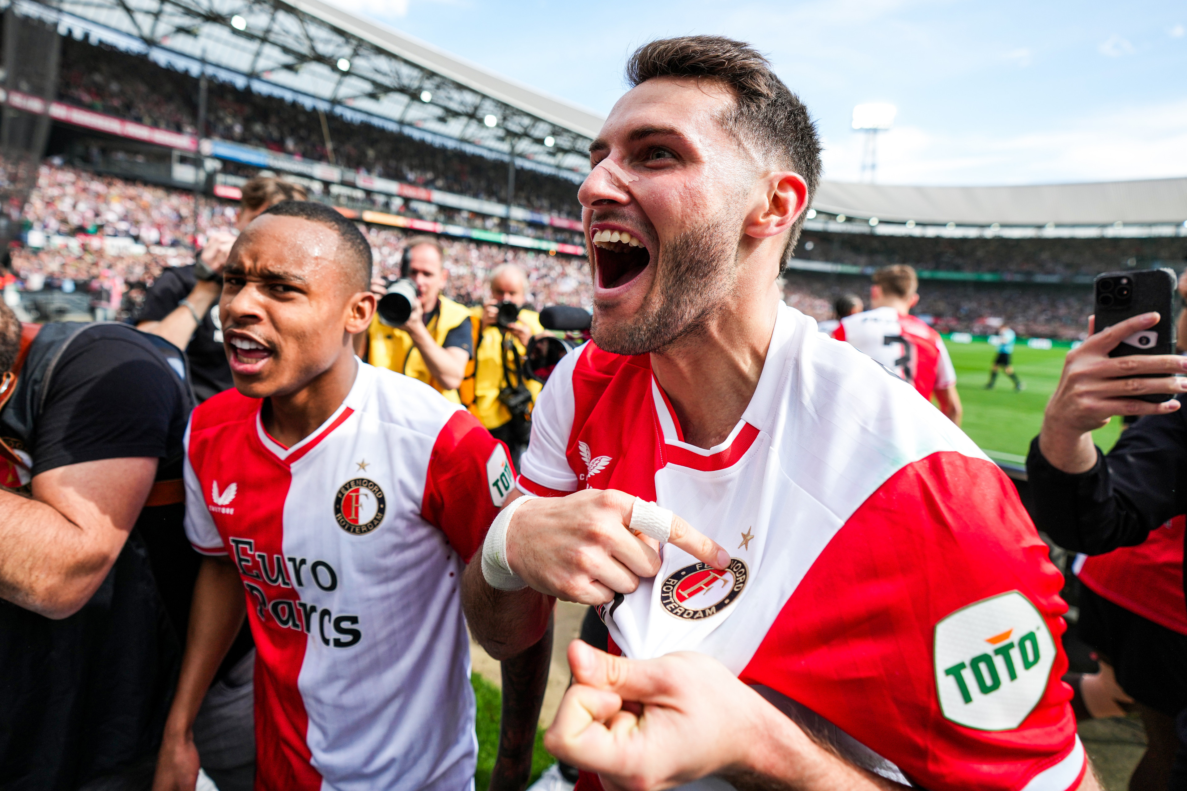 Feyenoord vernedert Ajax volledig in De Kuip