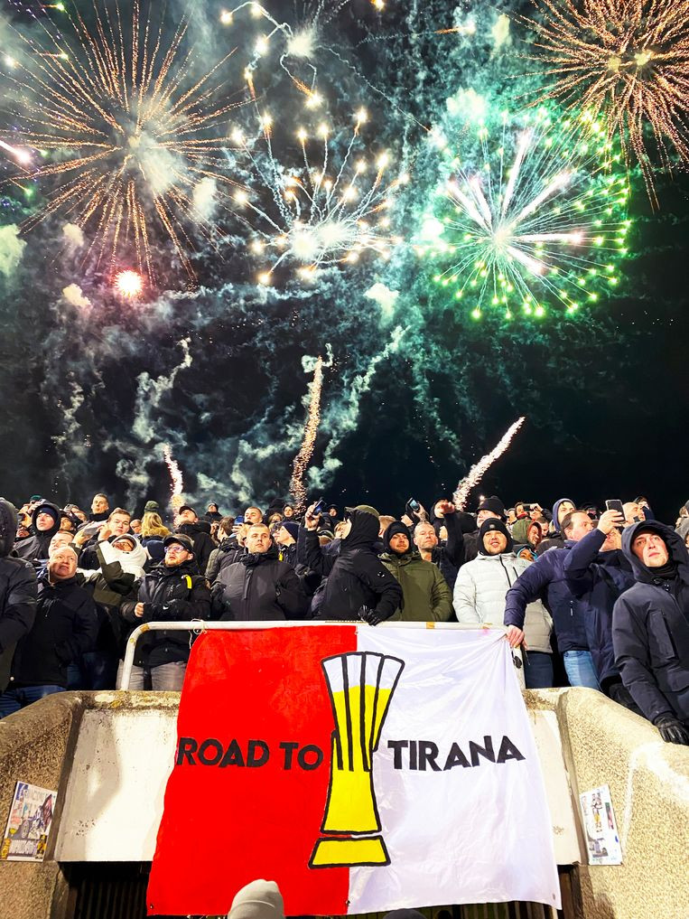 Partizan Belgrado - Feyenoord, vuurwerk achter het uitvak