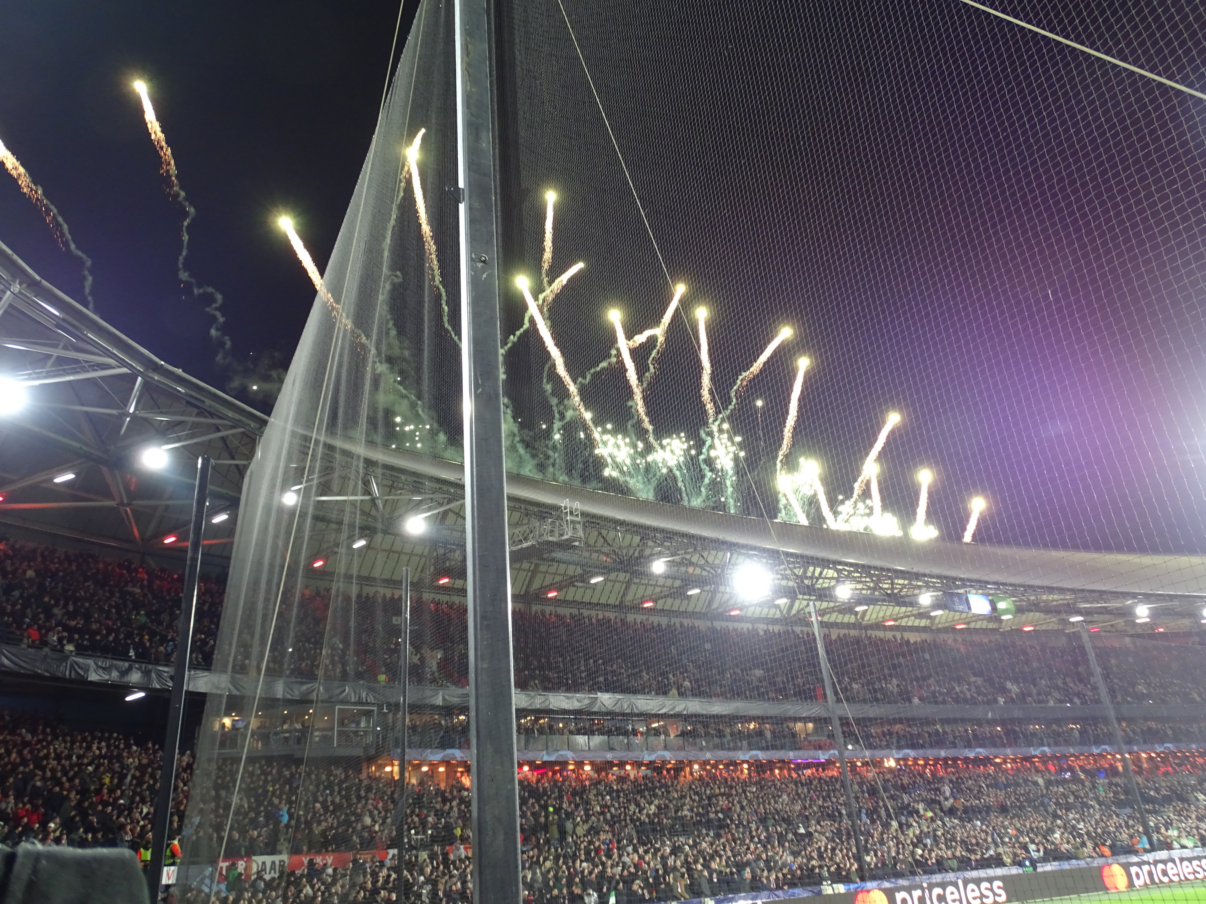Feyenoord: 'Netten rondom het veld blijven staan'