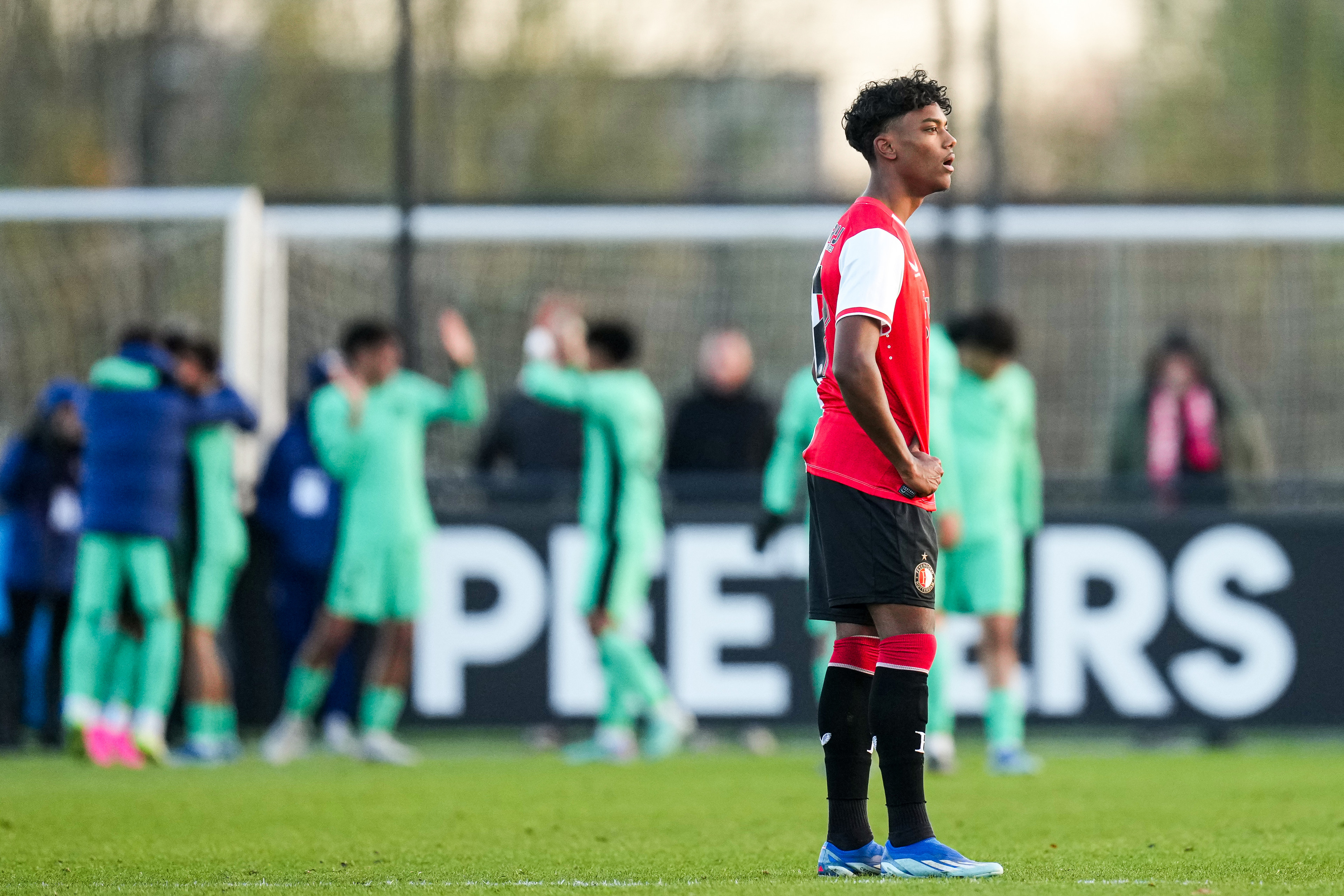 Feyenoord U19 verliest koppositie na nederlaag tegen Atlético Madrid