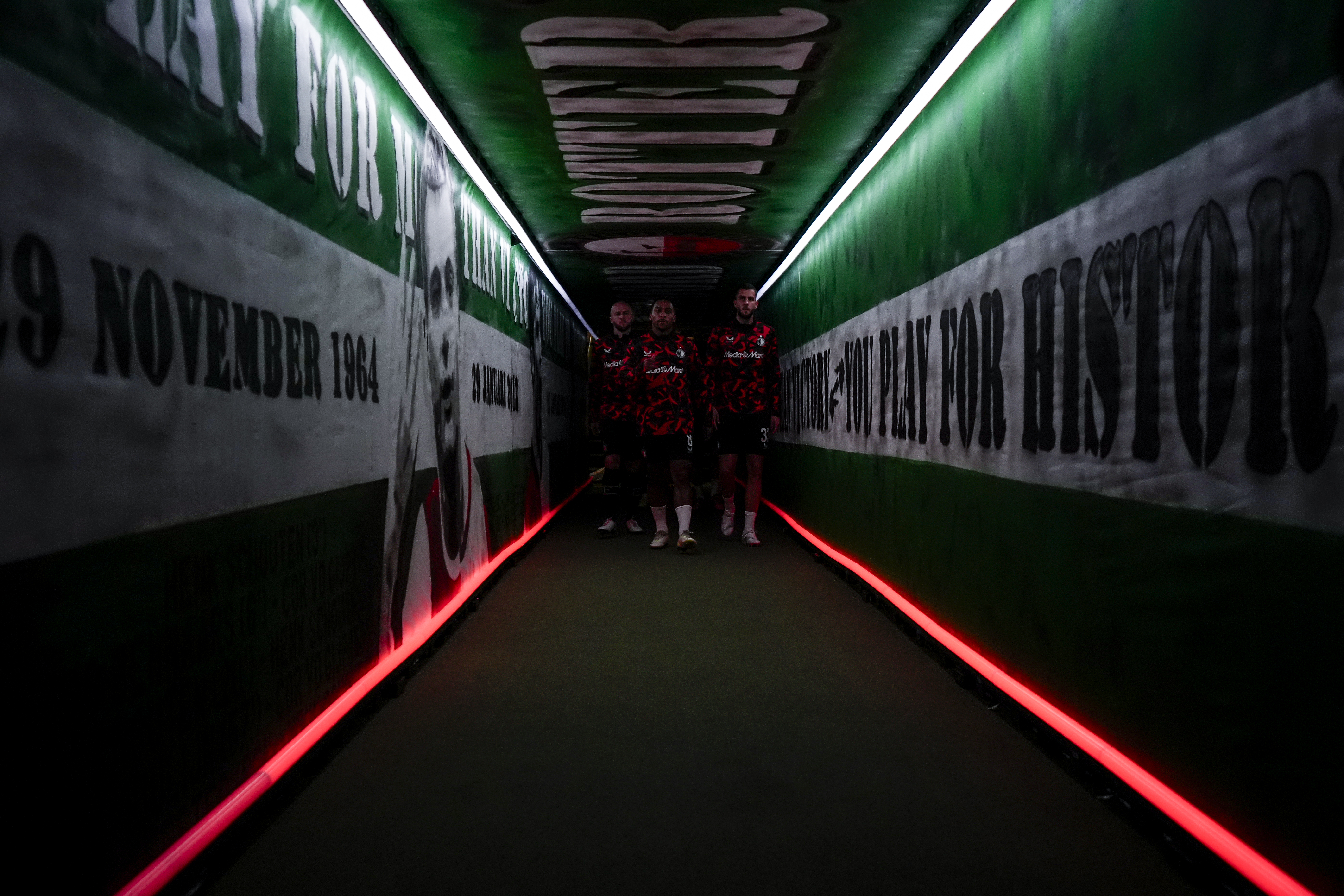 Video • Unieke make-over spelerstunnel Feyenoord