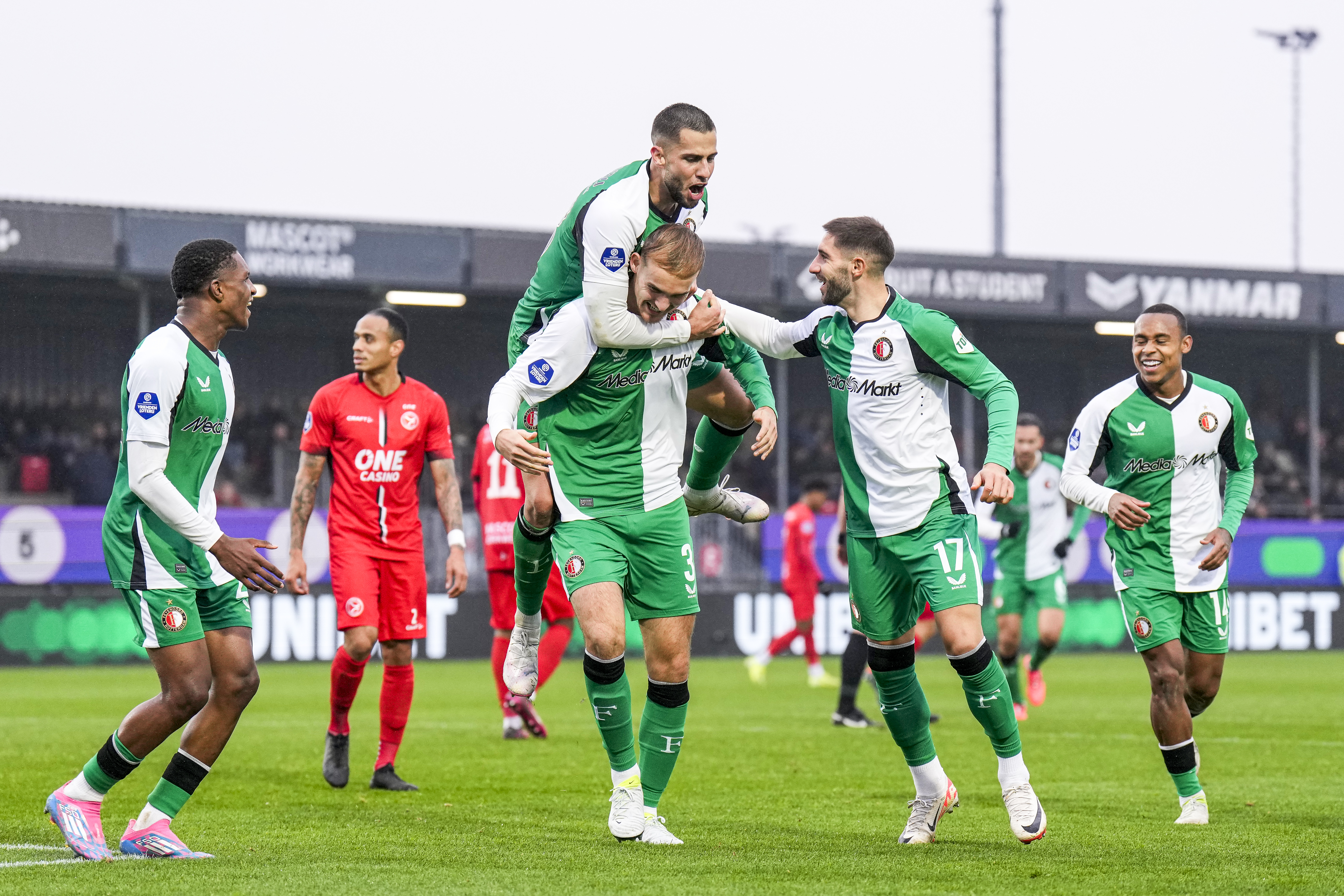 Feyenoord ruim langs Almere City; Algerijnen blinken uit