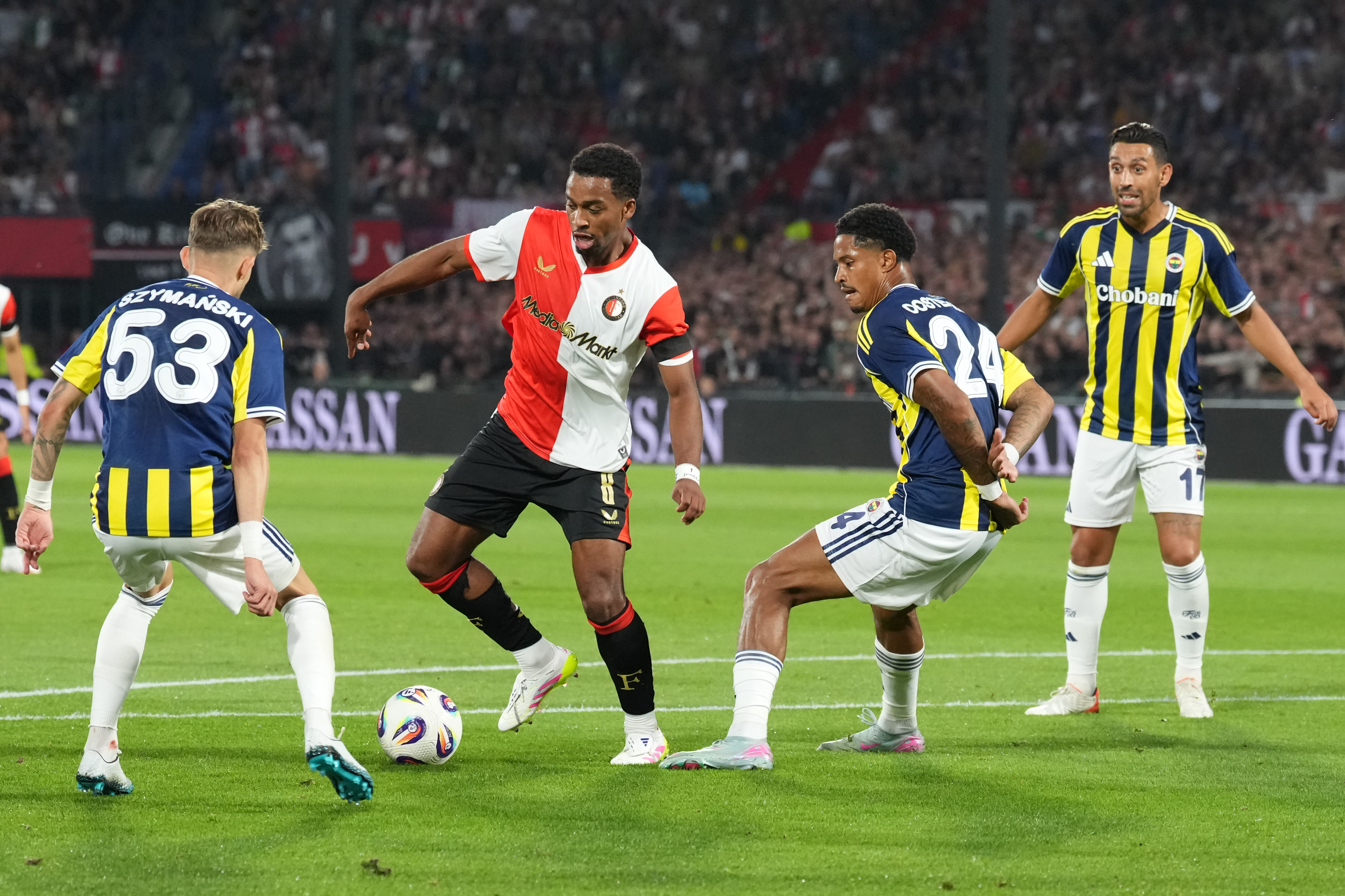 Van Persie geeft verdere toelichting: "Een contractverlenging had invloed kunnen hebben gehad"