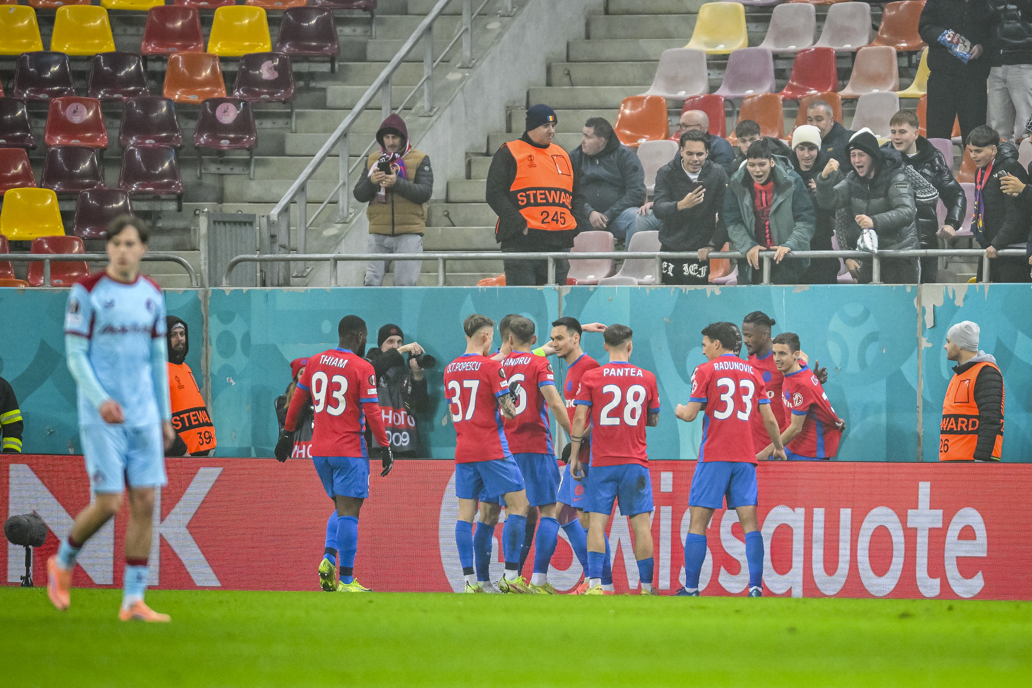 Feyenoord geeft alles weg in slotfase en verliest in Boekarest: 4-3 tegen FCSB