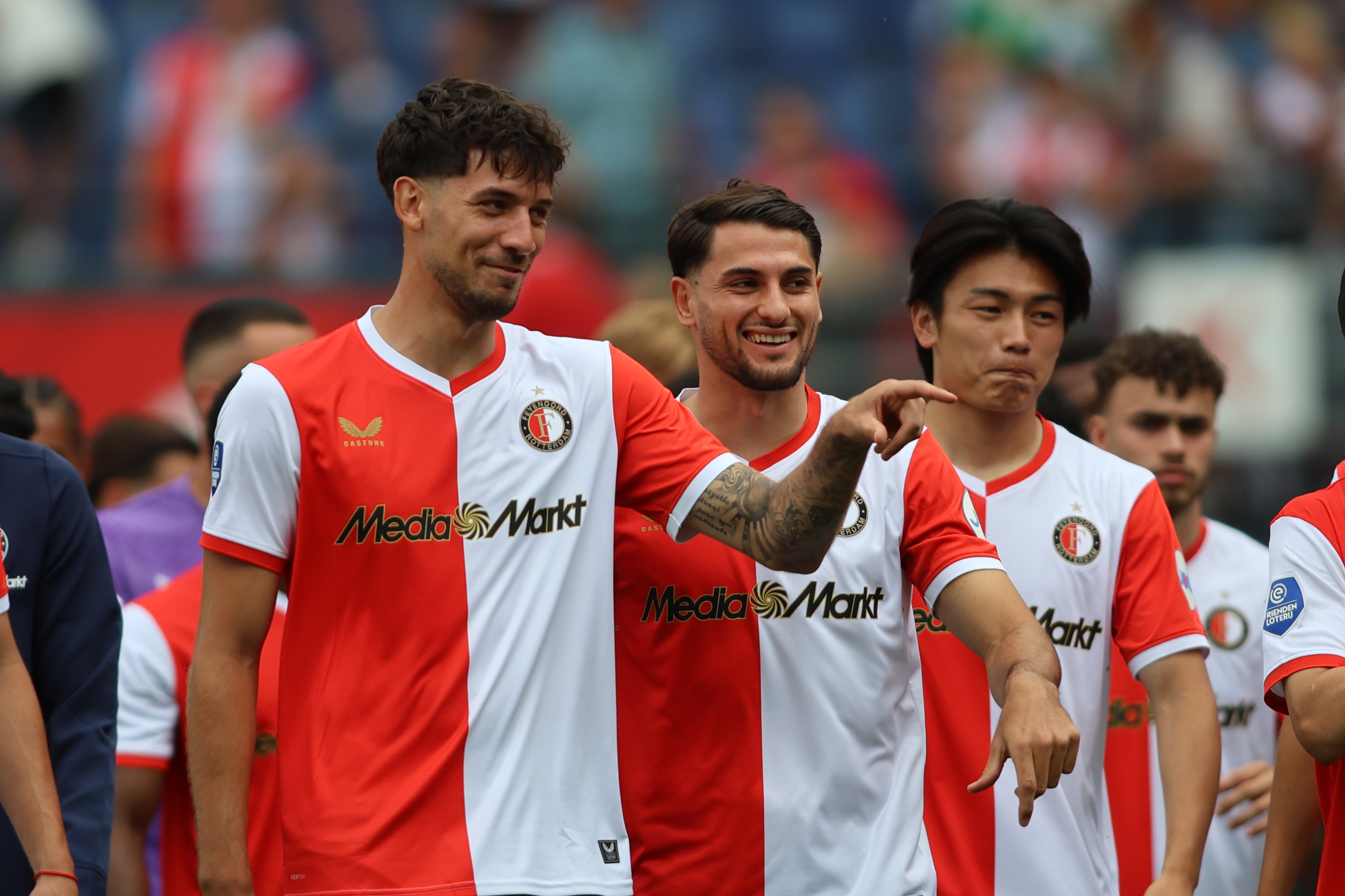 Drukte in de aanval bij Feyenoord: Van Persie gaat in gesprek met zijn voorhoede