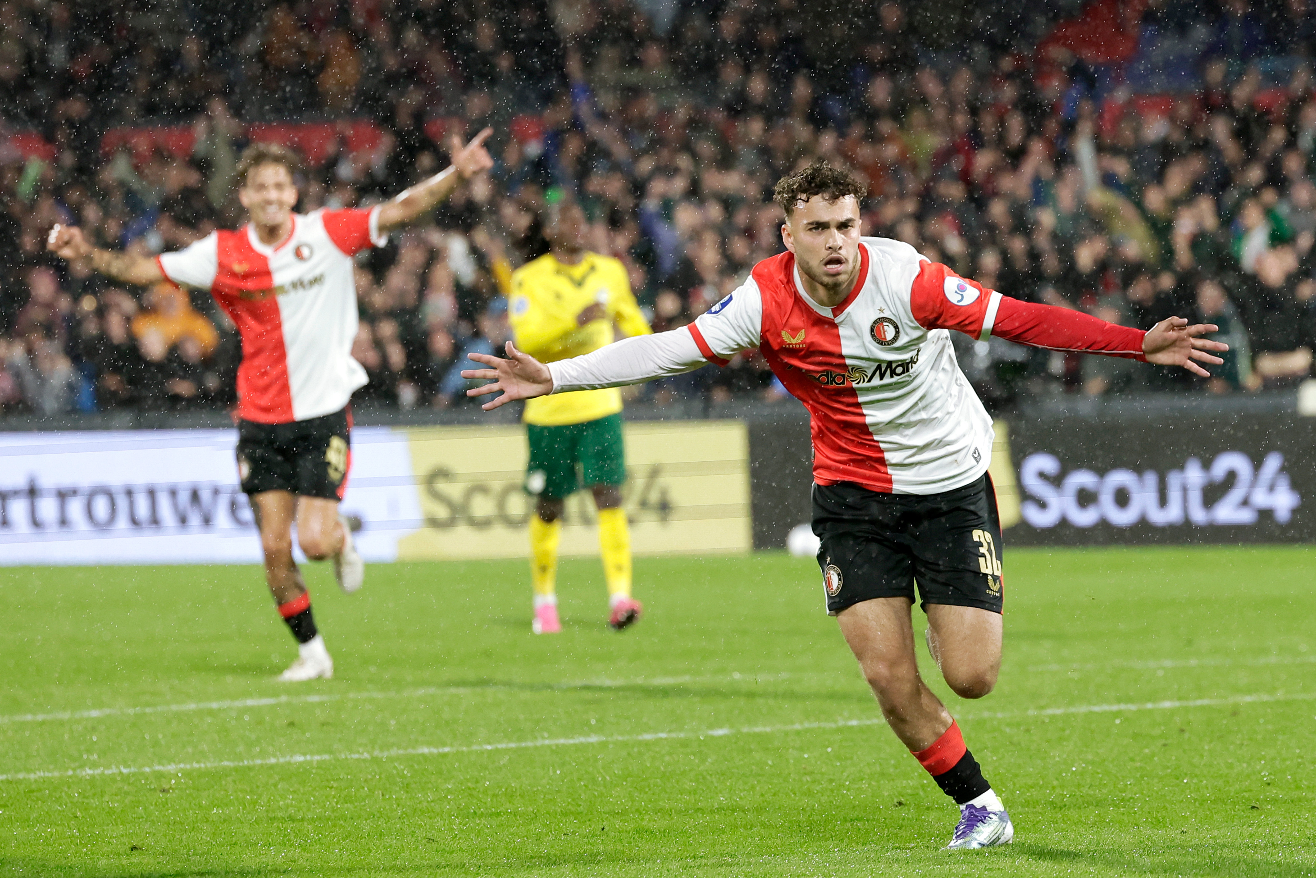 Fantastische week voor Sliti: van contractverlenging tot scoren in de Kuip