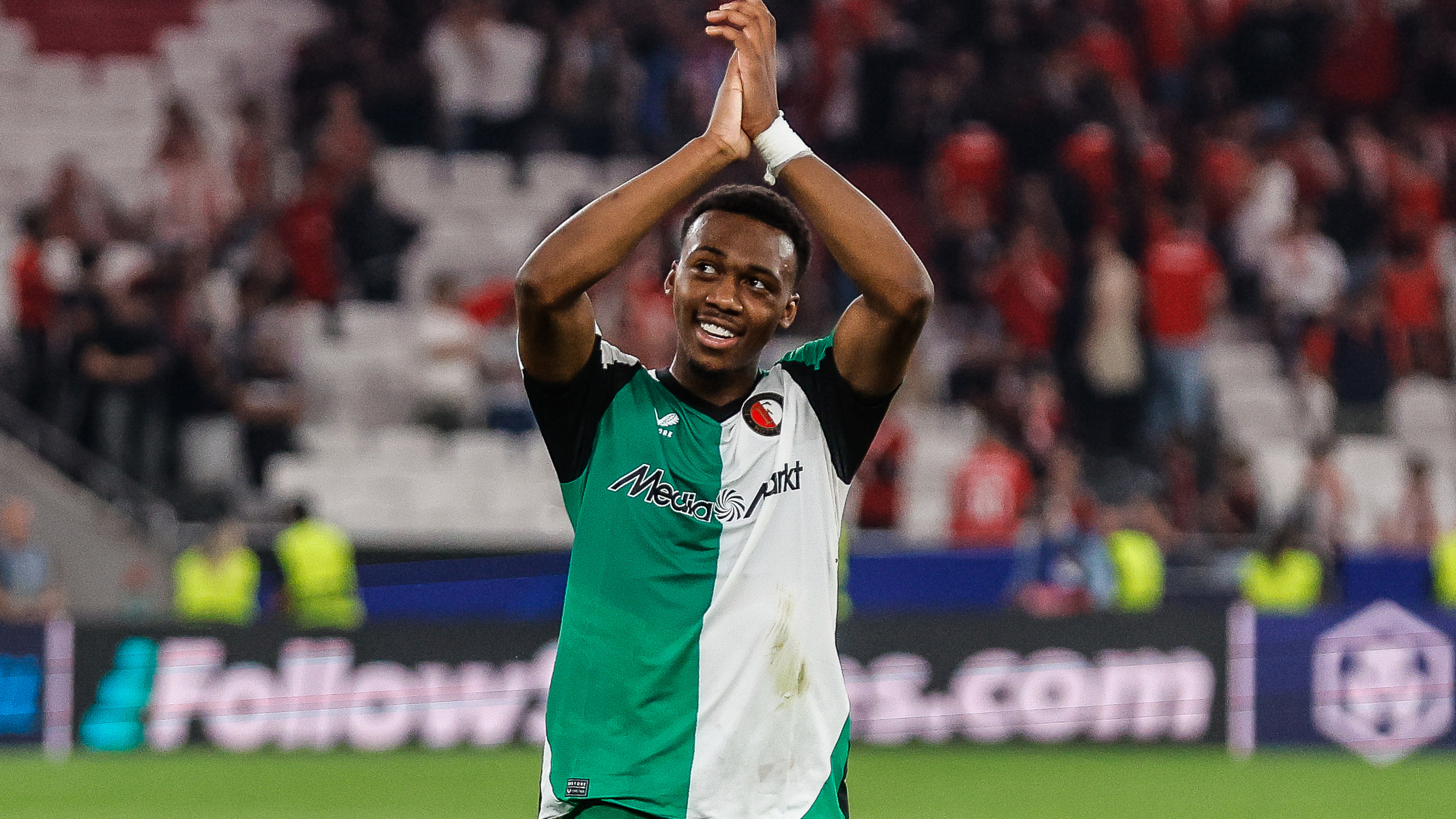 Antoni Milambolied door supporters omarmt en gaat viral