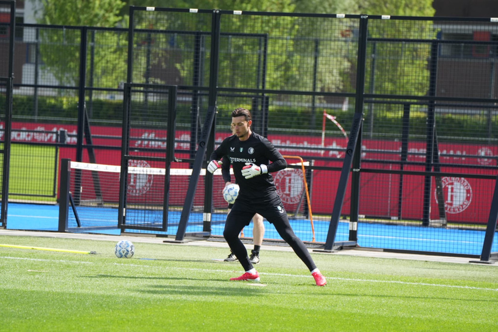 Justin Bijlow in Feyenoord training