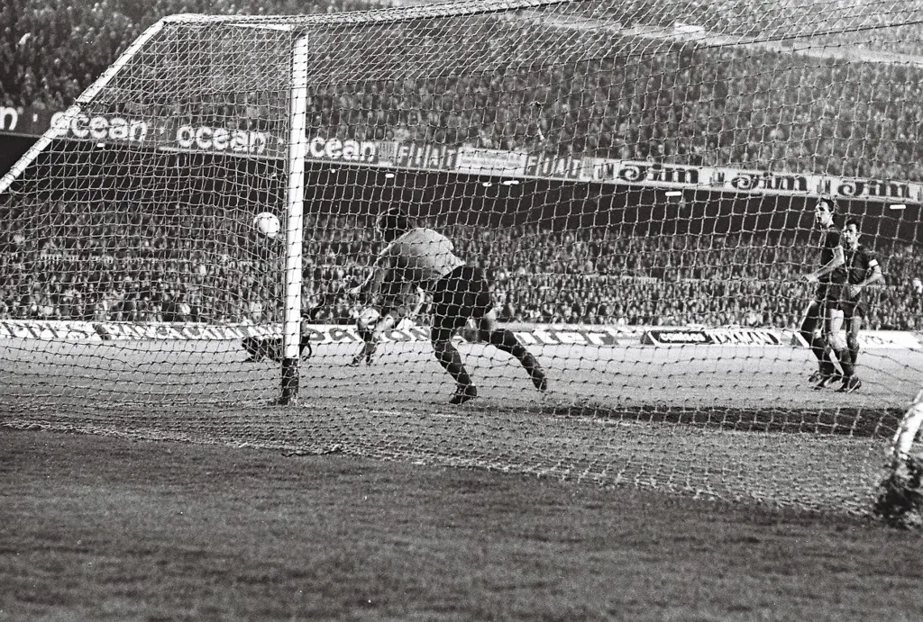 barcelona-feyenoord-1974-achter-het-doel-piet-bouts