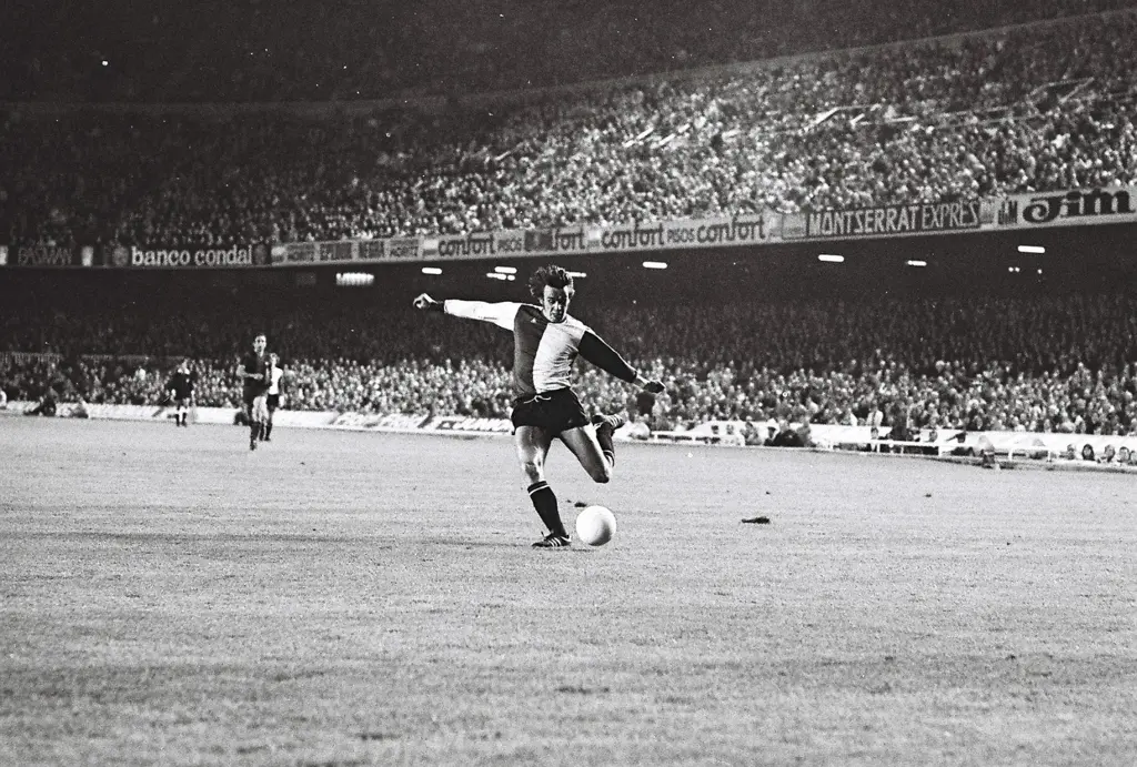 barcelona-feyenoord-1974-voorzet-piet-bouts